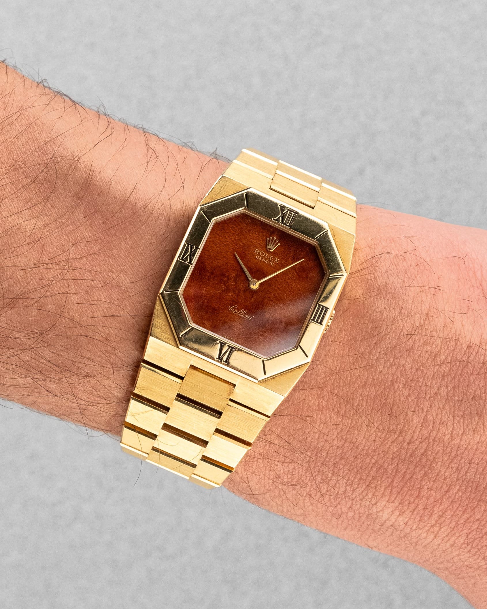 D1AH Exceptionnelle Rolex Cellini réf. 4350 en or jaune et cadran en bois – Jamais polie + Sticker sur le fond - Wristshot