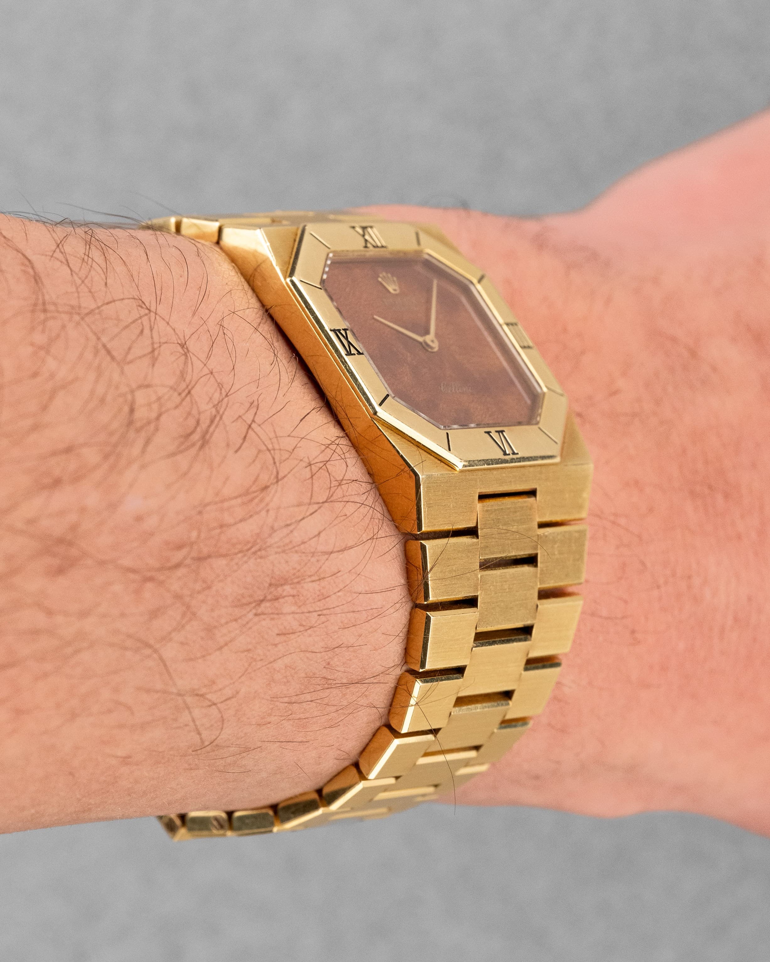 D1AH Exceptionnelle Rolex Cellini réf. 4350 en or jaune et cadran en bois – Jamais polie + Sticker sur le fond - Wristshot