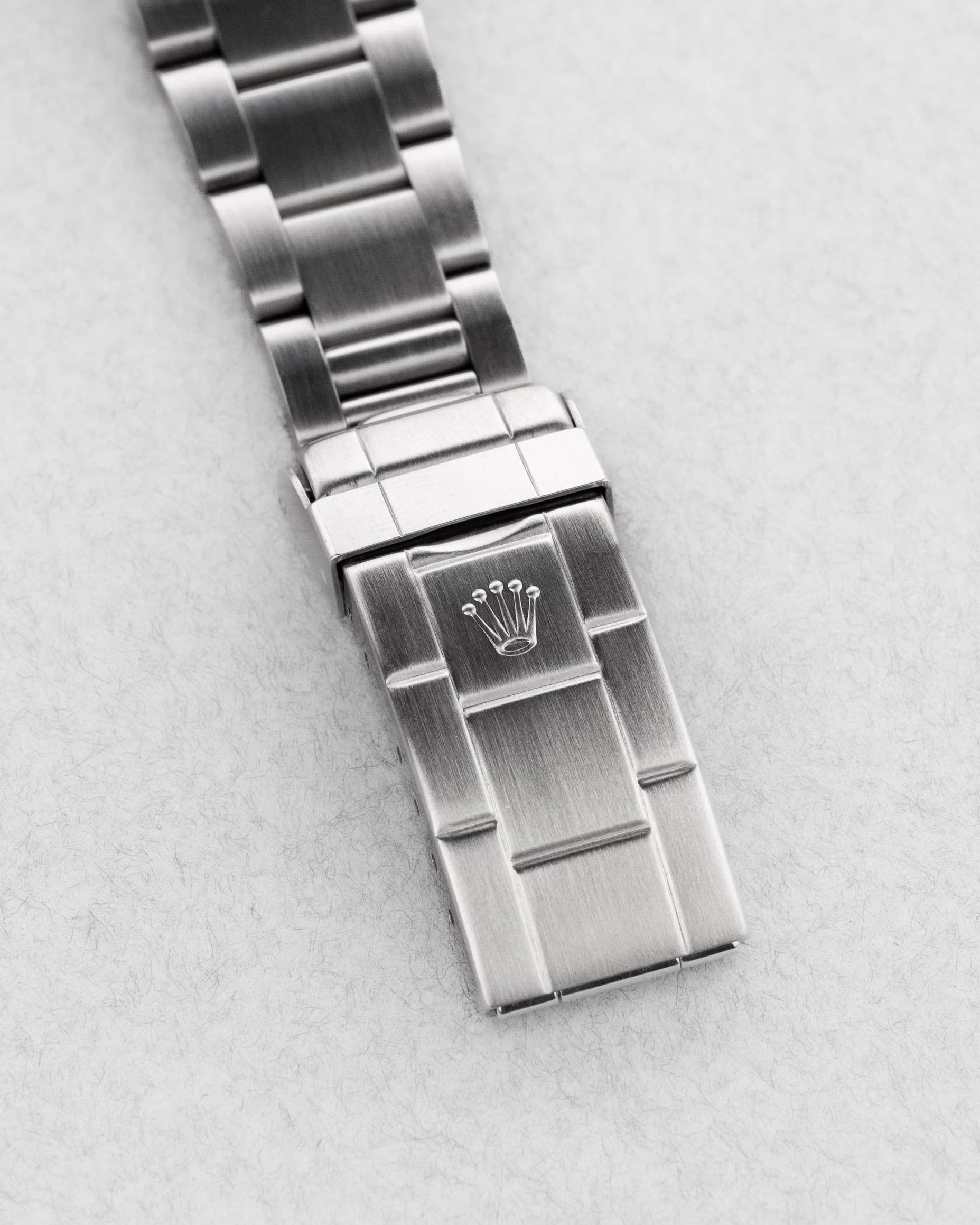 D81H-4C Rolex Submariner Date 16610 de 1989-1990 – Garantie d'origine, Excellent état et Patine tritium chaleureuse - Buckle Outside