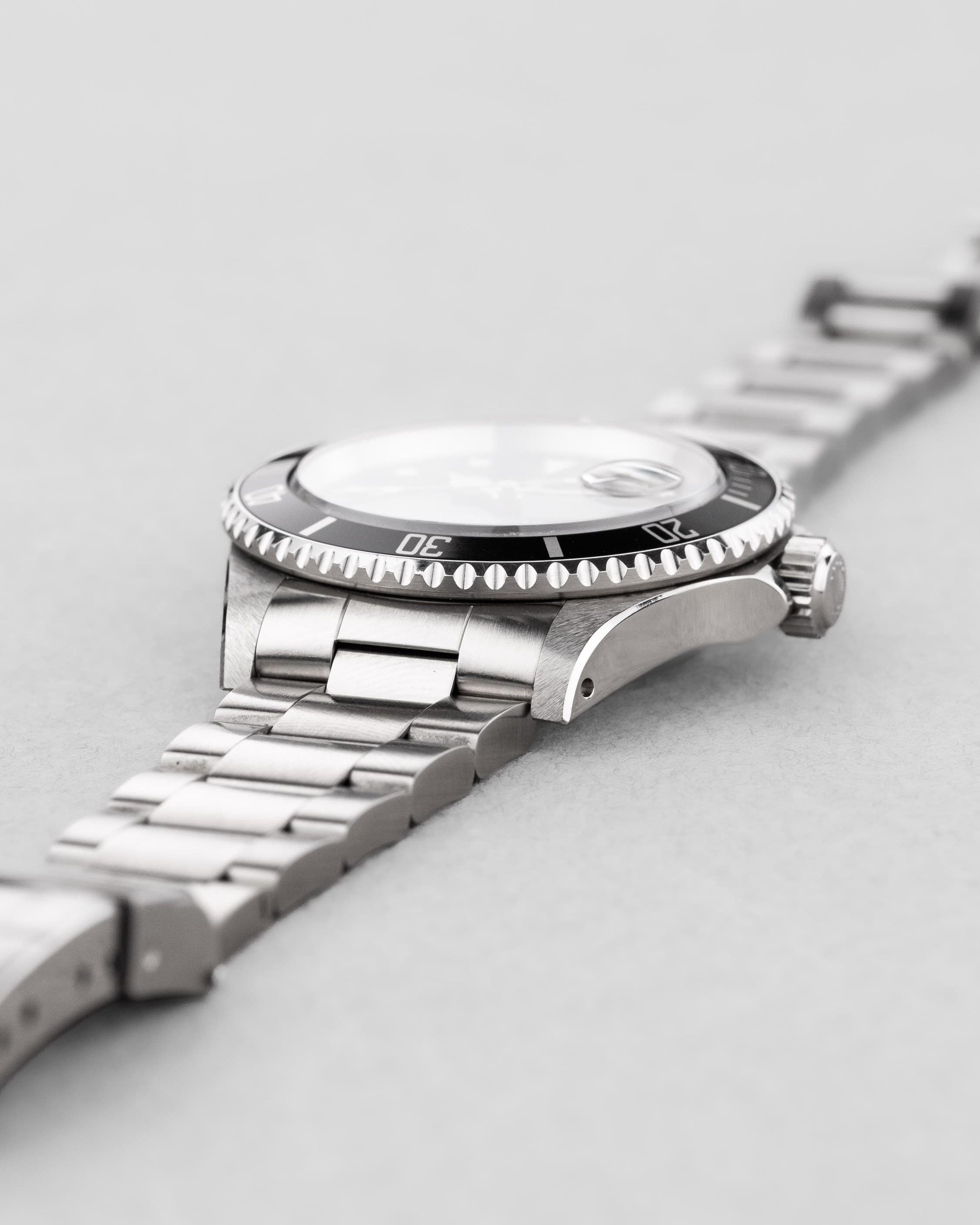 D81H-EE Rolex Submariner Date 16610 de 1989-1990 – Garantie d'origine, Excellent état et Patine tritium chaleureuse - Feature