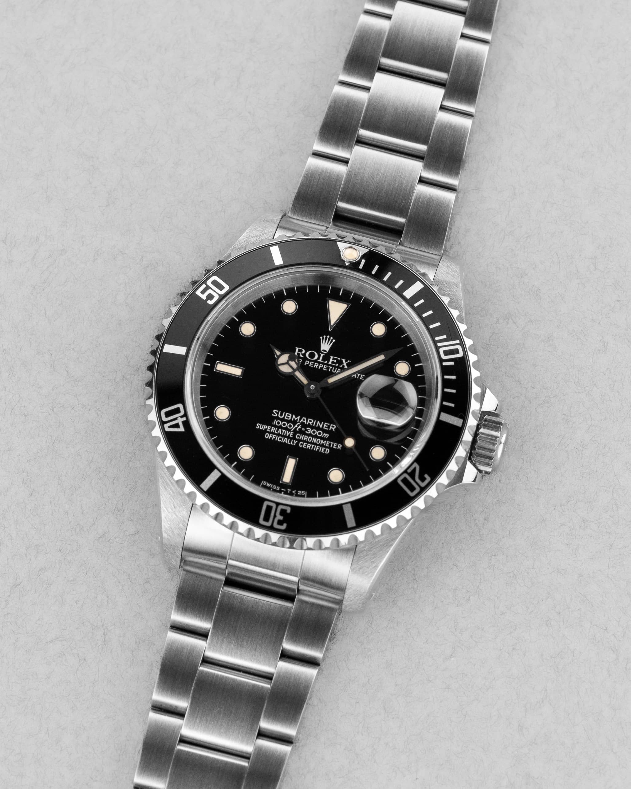 D81H-Mn Rolex Submariner Date 16610 de 1989-1990 – Garantie d'origine, Excellent état et Patine tritium chaleureuse - Three Quarters