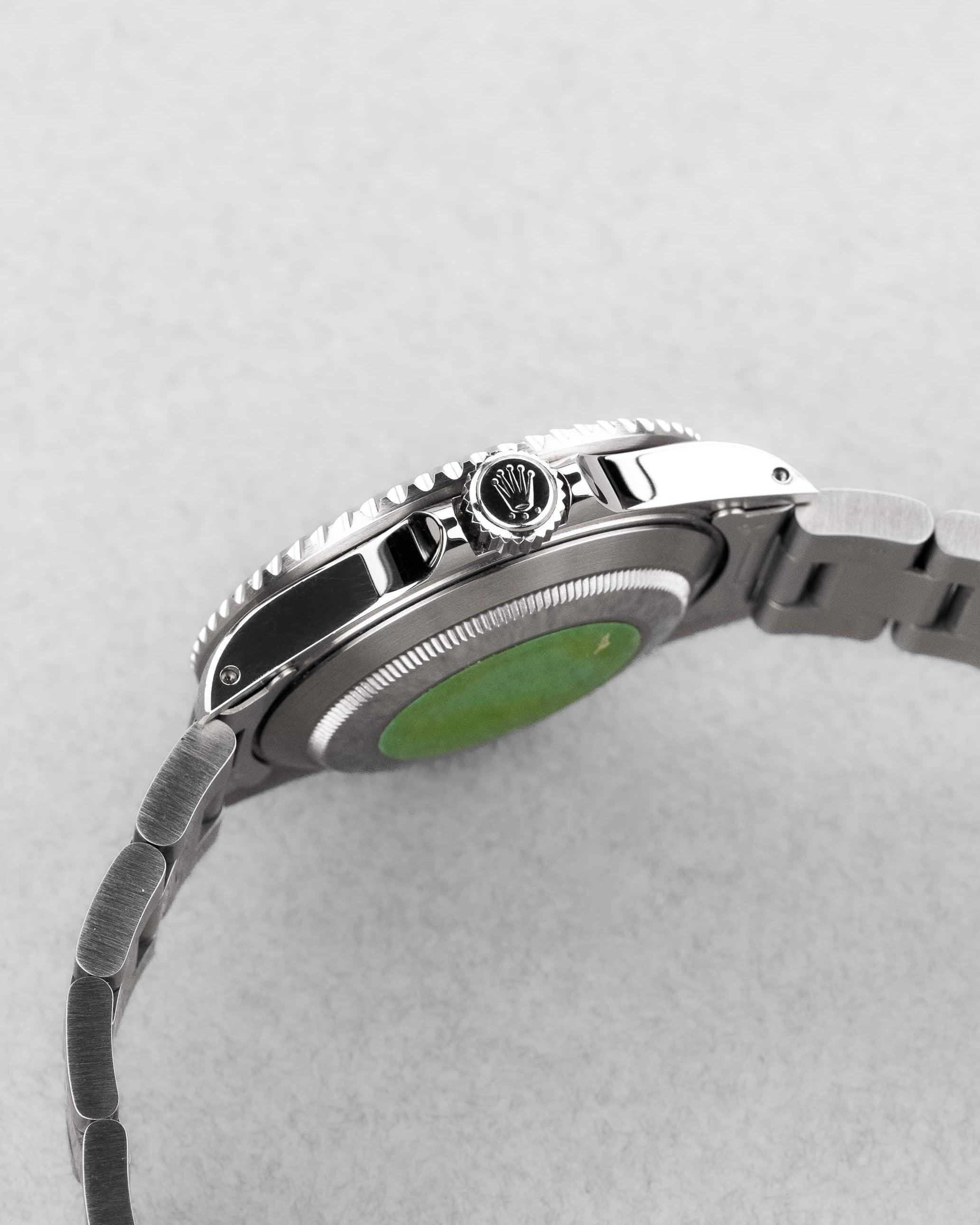 D81H-b6 Rolex Submariner Date 16610 de 1989-1990 – Garantie d'origine, Excellent état et Patine tritium chaleureuse - Right side