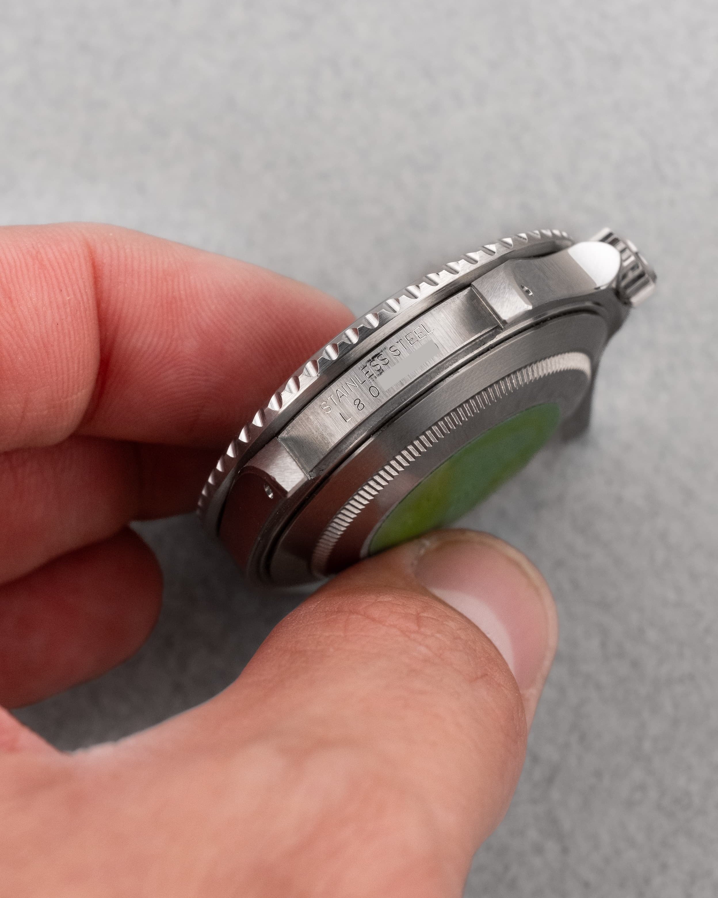 D81H-eE Rolex Submariner Date 16610 de 1989-1990 – Garantie d'origine, Excellent état et Patine tritium chaleureuse - Lugs - Serial