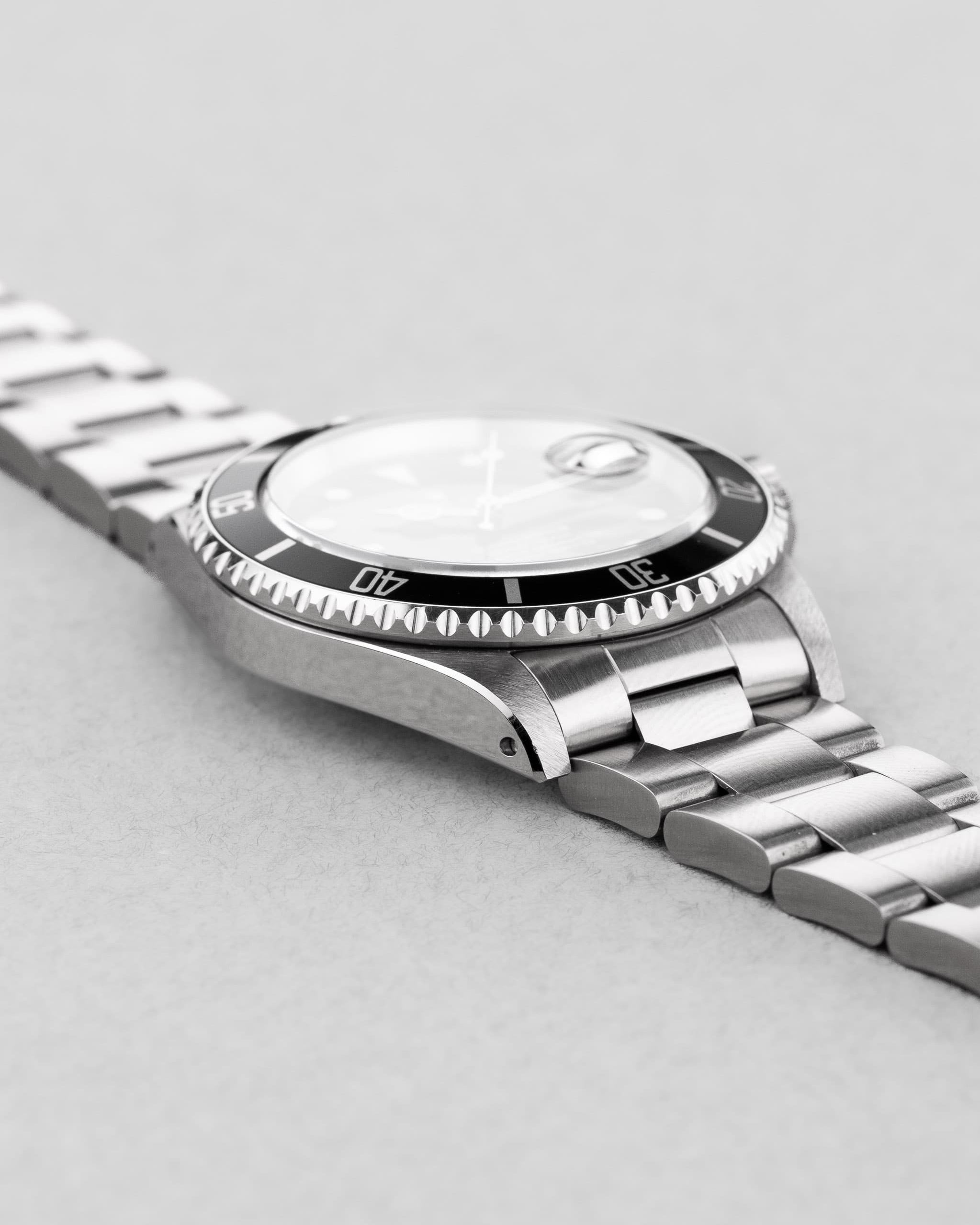 D81H-nN Rolex Submariner Date 16610 de 1989-1990 – Garantie d'origine, Excellent état et Patine tritium chaleureuse - Left side