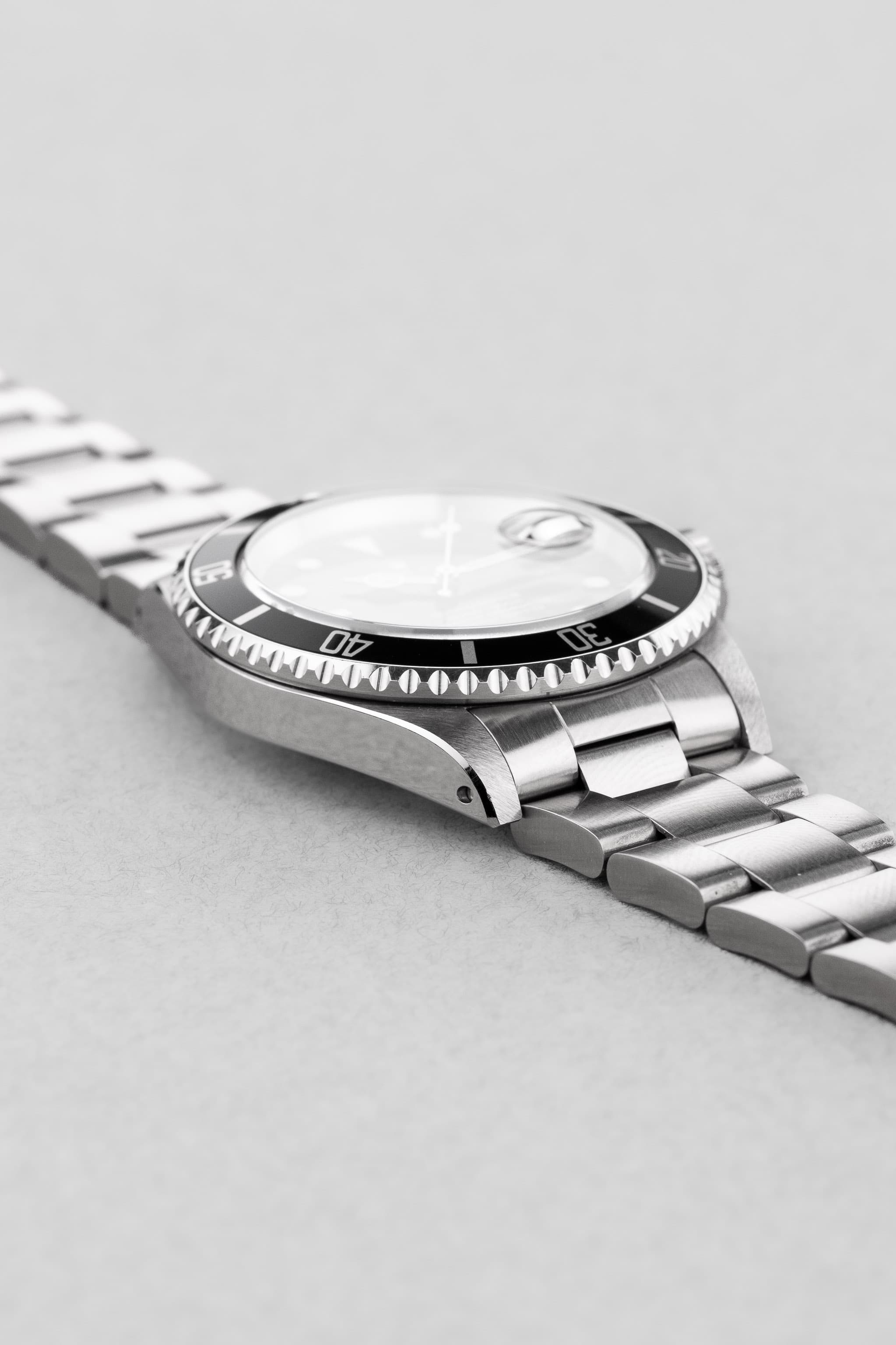 D81H-nN Rolex Submariner Date 16610 de 1989-1990 – Garantie d'origine, Excellent état et Patine tritium chaleureuse - Left side