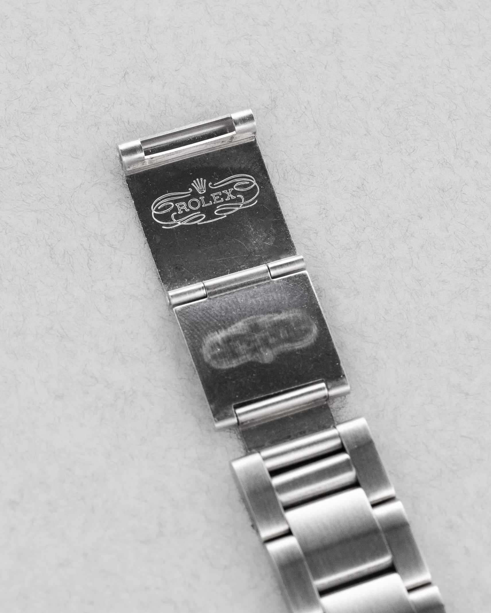 D81H-pA Rolex Submariner Date 16610 de 1989-1990 – Garantie d'origine, Excellent état et Patine tritium chaleureuse - Buckle Inside