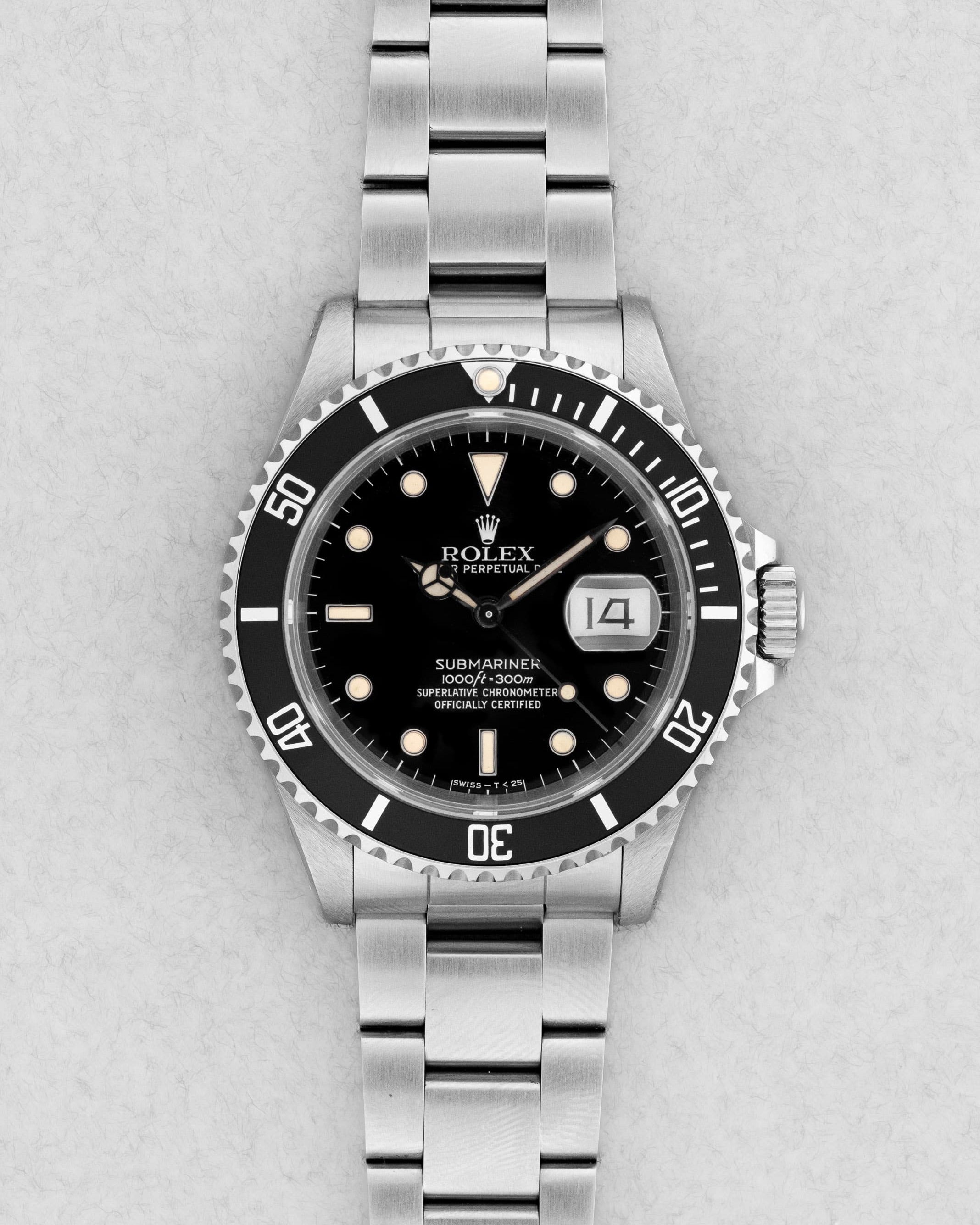 D81H-vn Rolex Submariner Date 16610 de 1989-1990 – Garantie d'origine, Excellent état et Patine tritium chaleureuse - Front