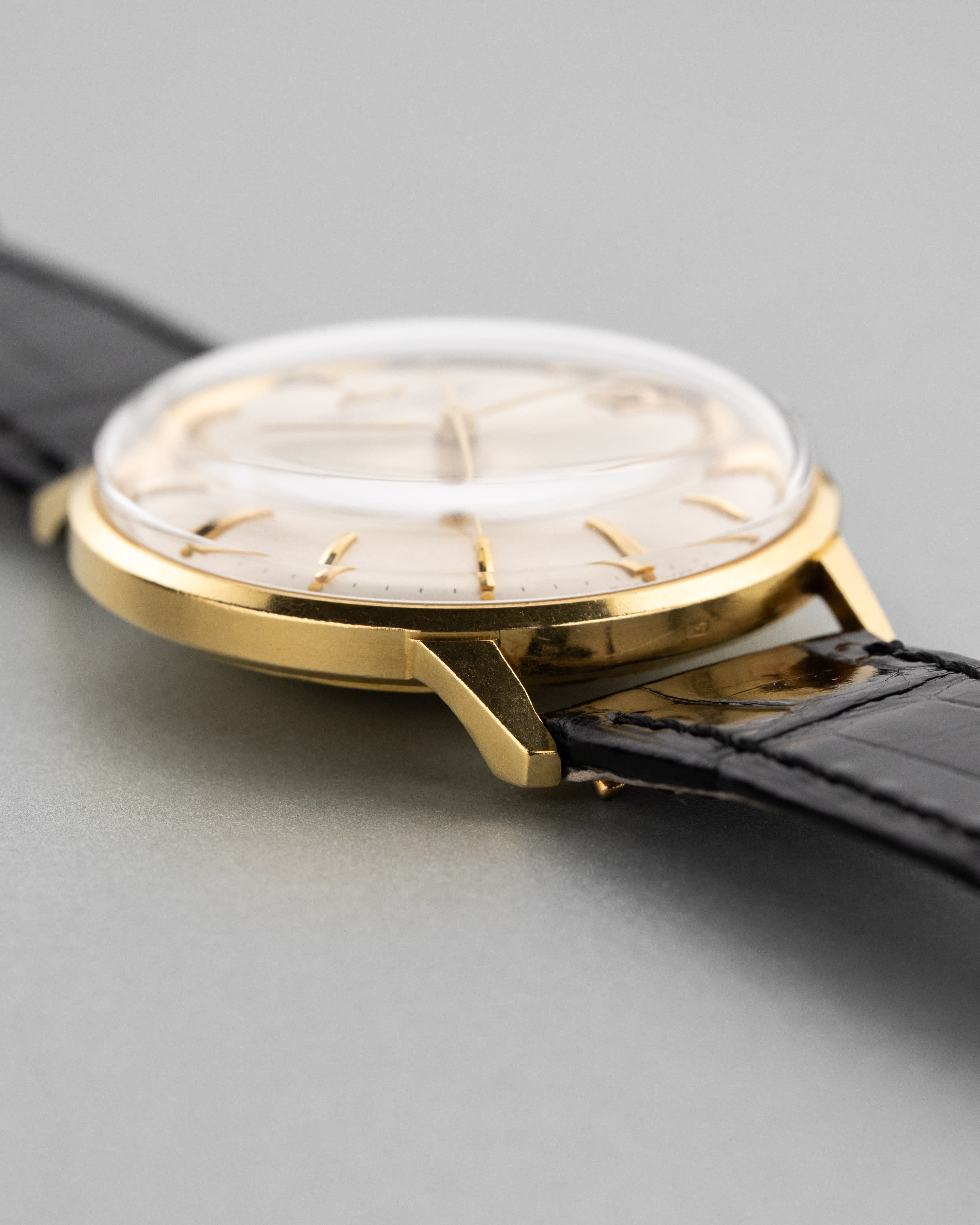 E25M Exceptionnelle Jaeger-LeCoultre Chronomètre Geomatic réf. E398 en or jaune, circa 1965 - Left side