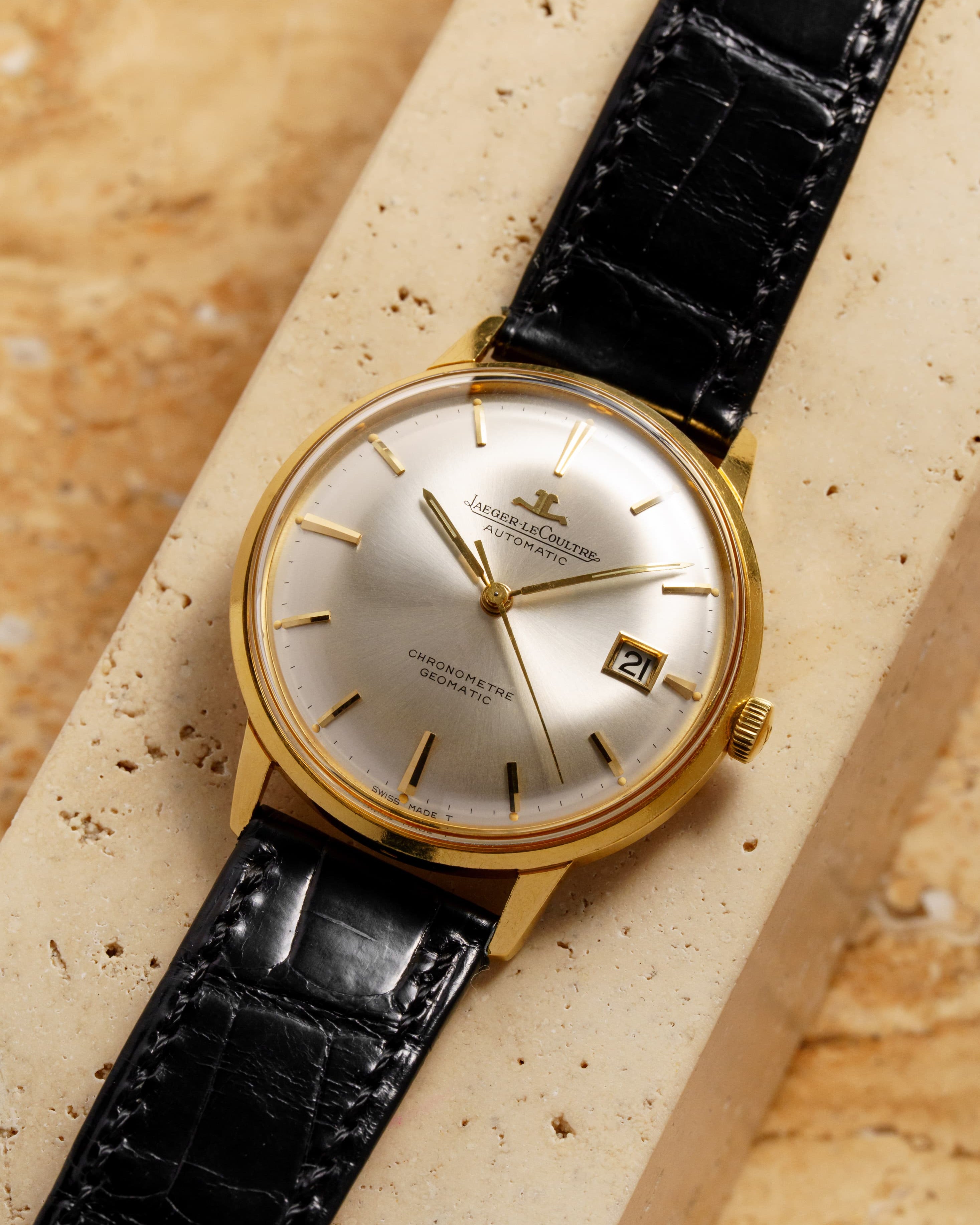 E25M Exceptionnelle Jaeger-LeCoultre Chronomètre Geomatic réf. E398 en or jaune, circa 1965 - Three Quarters