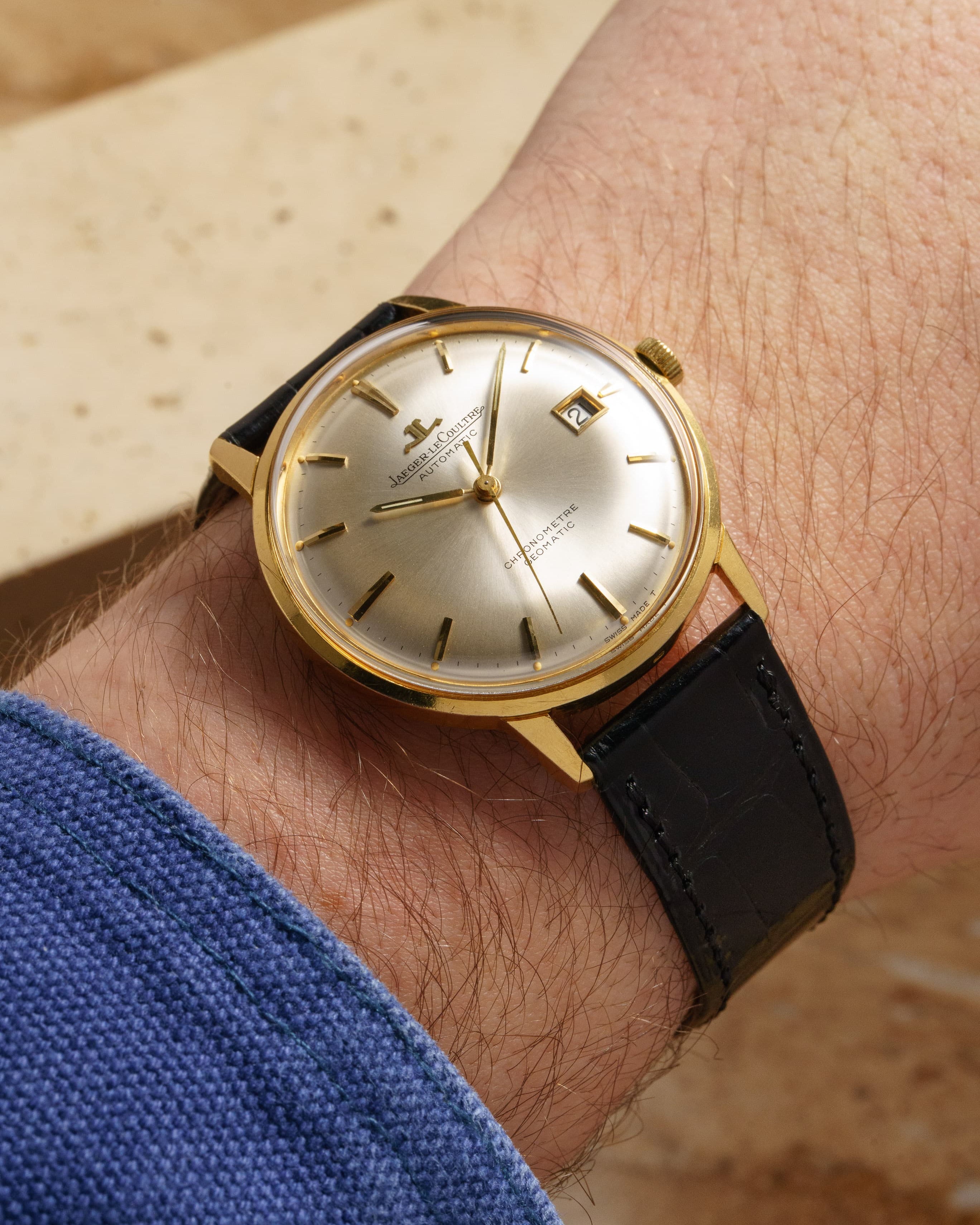 E25M Exceptionnelle Jaeger-LeCoultre Chronomètre Geomatic réf. E398 en or jaune, circa 1965 - Wristshot