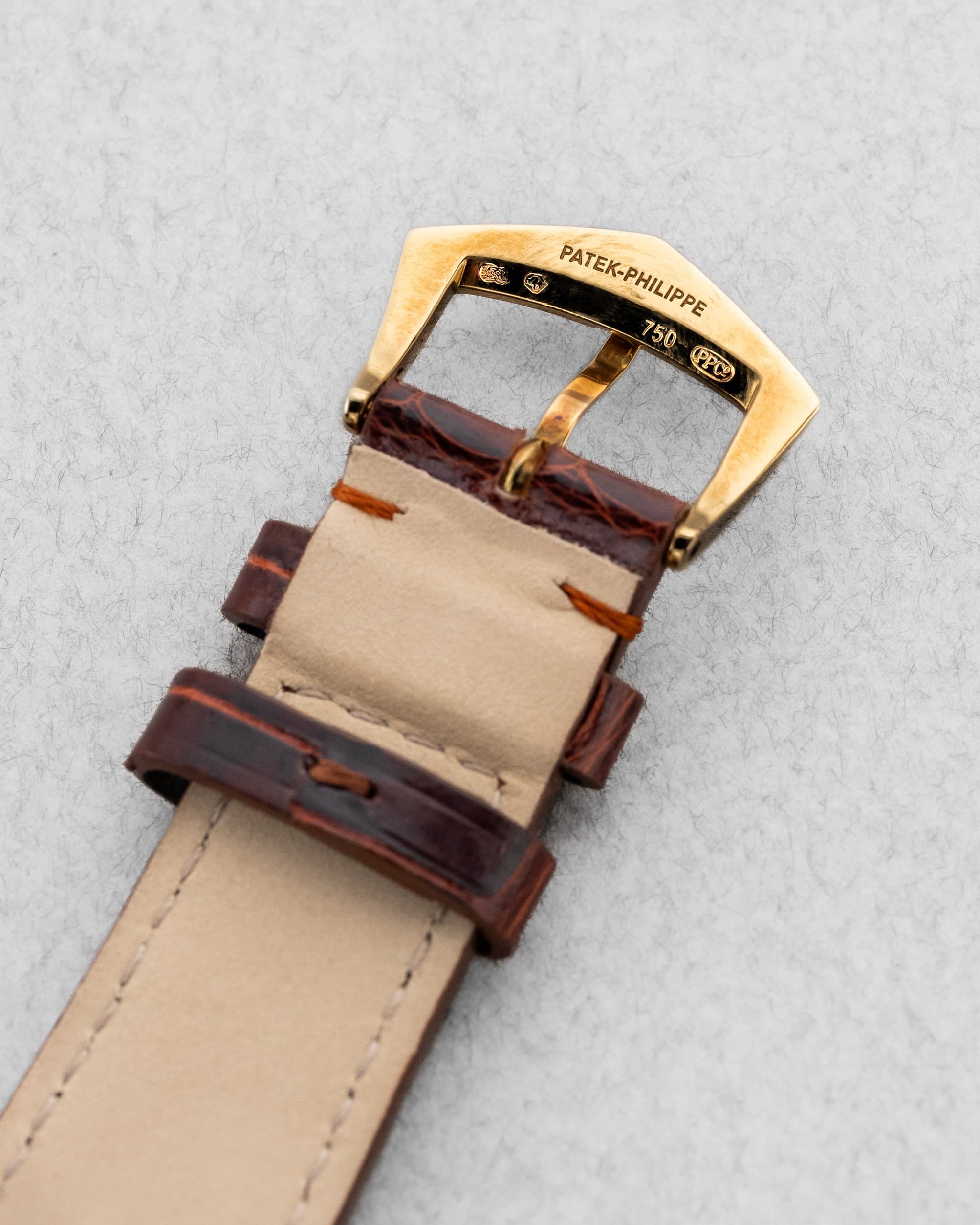 EBRH Élégante Patek Philippe Calatrava en or jaune, réf. 5196J de 2005-2006 – Parfait état - Buckle Inside