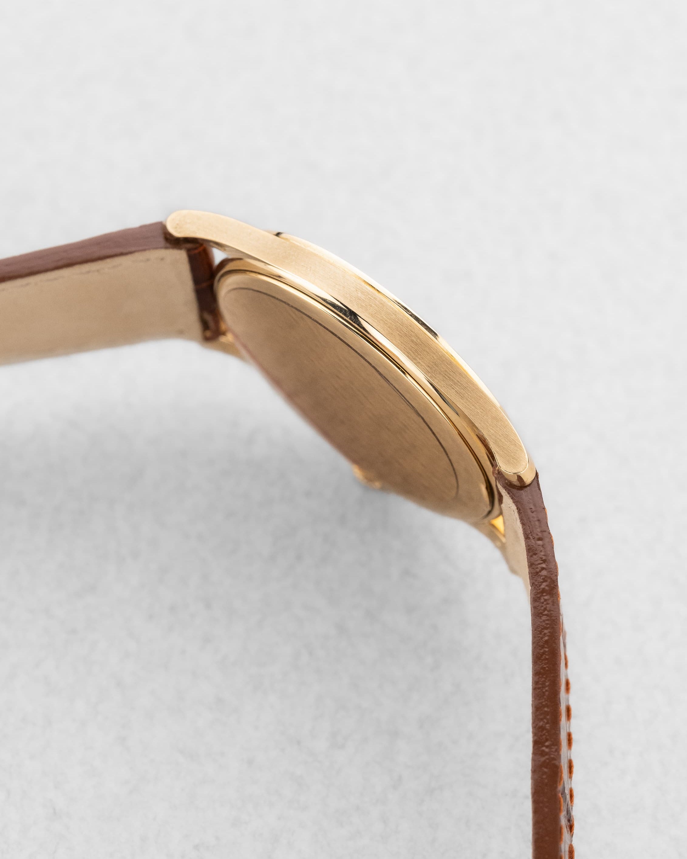 EBRH Élégante Patek Philippe Calatrava en or jaune, réf. 5196J de 2005-2006 – Parfait état - Left side