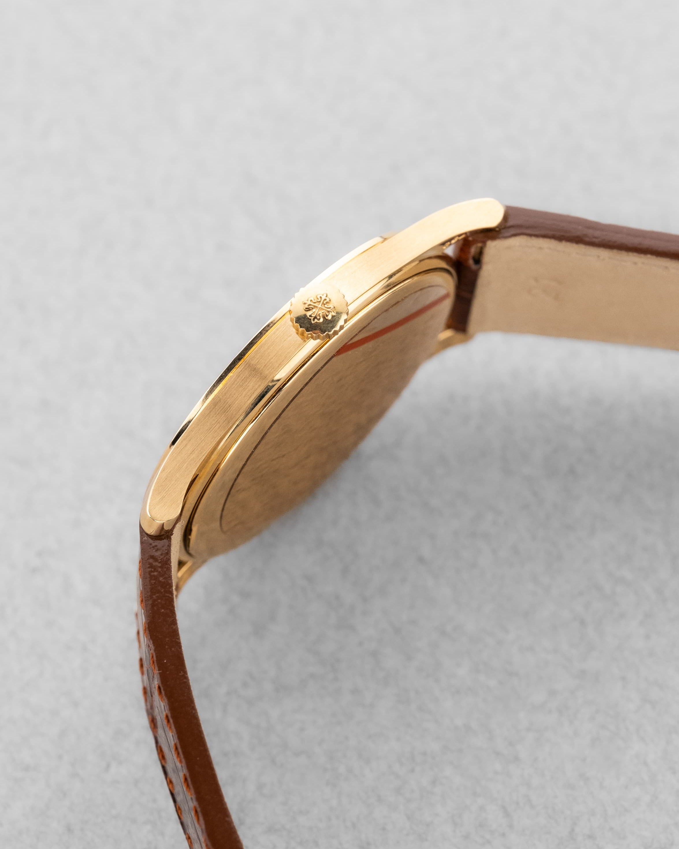 EBRH Élégante Patek Philippe Calatrava en or jaune, réf. 5196J de 2005-2006 – Parfait état - Right side