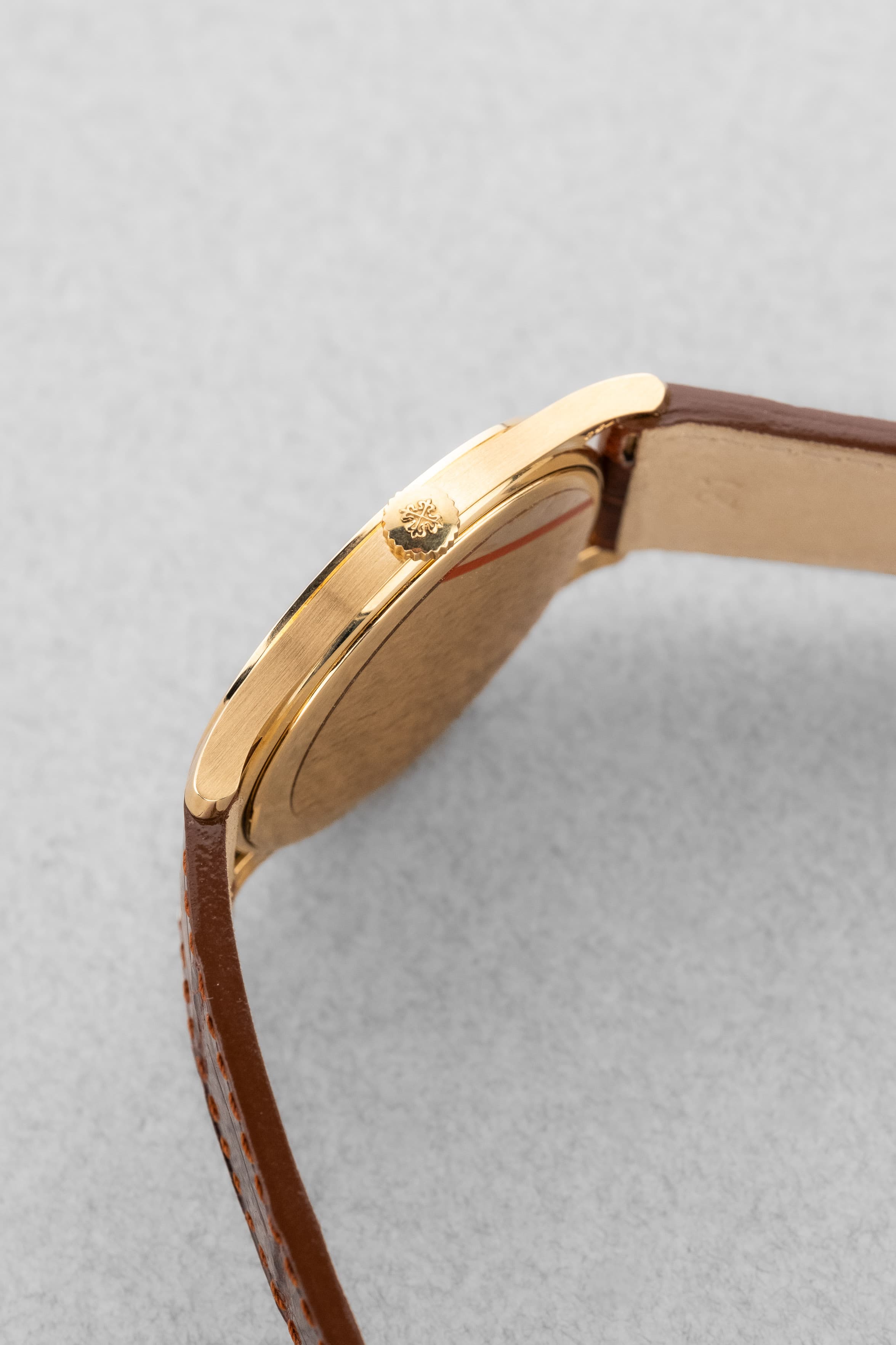 EBRH Élégante Patek Philippe Calatrava en or jaune, réf. 5196J de 2005-2006 – Parfait état - Right side