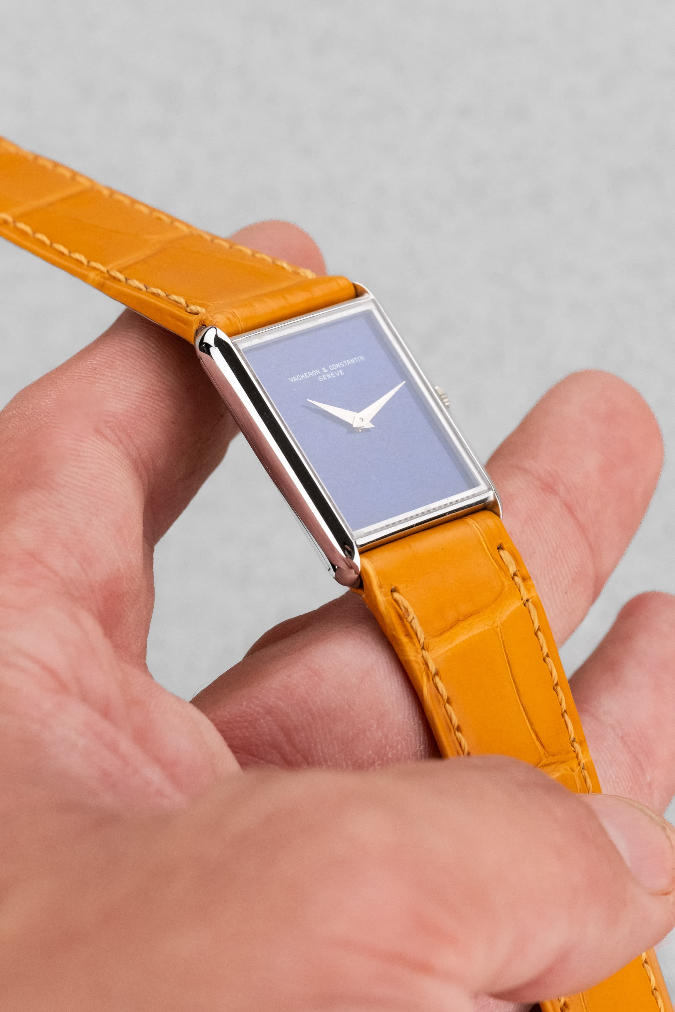 EPPE Superbe Vacheron Constantin « Tank » Lapis Lazuli en or blanc, calibre 1003 Extra-Plat, circa 1975 - Left side