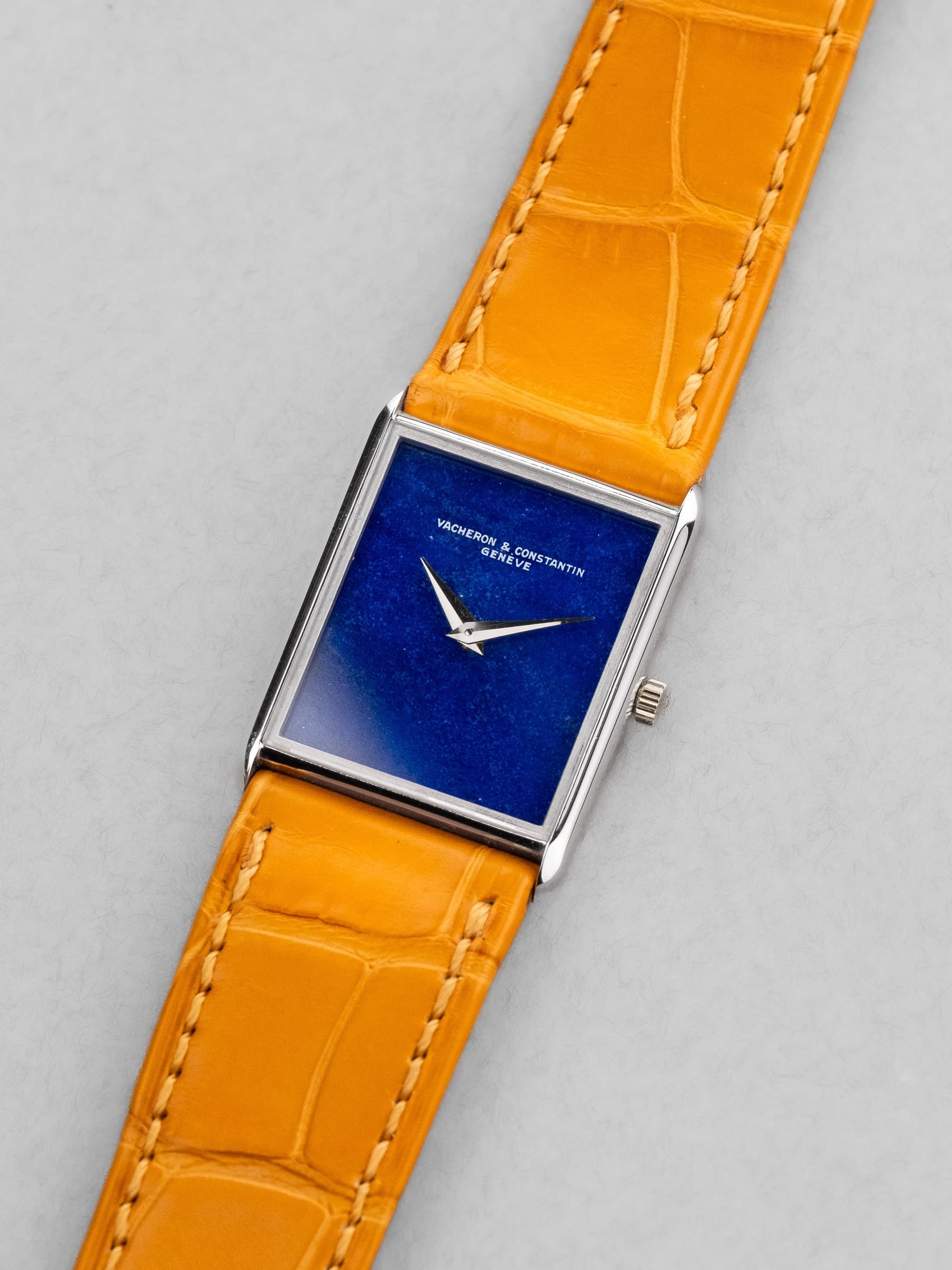 EPPE Superbe Vacheron Constantin « Tank » Lapis Lazuli en or blanc, calibre 1003 Extra-Plat, circa 1975 - Three Quarters