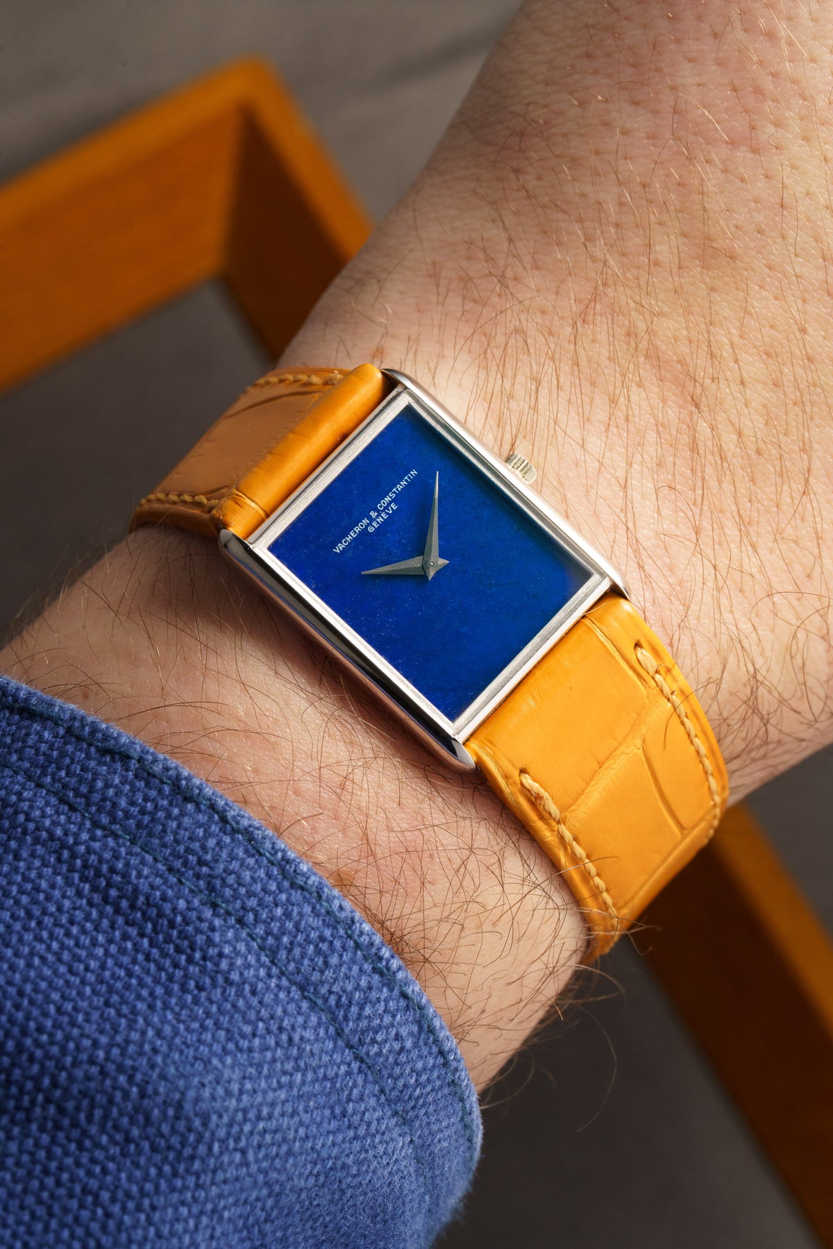 EPPE 탁월한 Vacheron Constantin 「Tank」 라피스 라줄리 화이트 골드, Cal. 1003 울트라씬, 1975년경 - 손목 착용