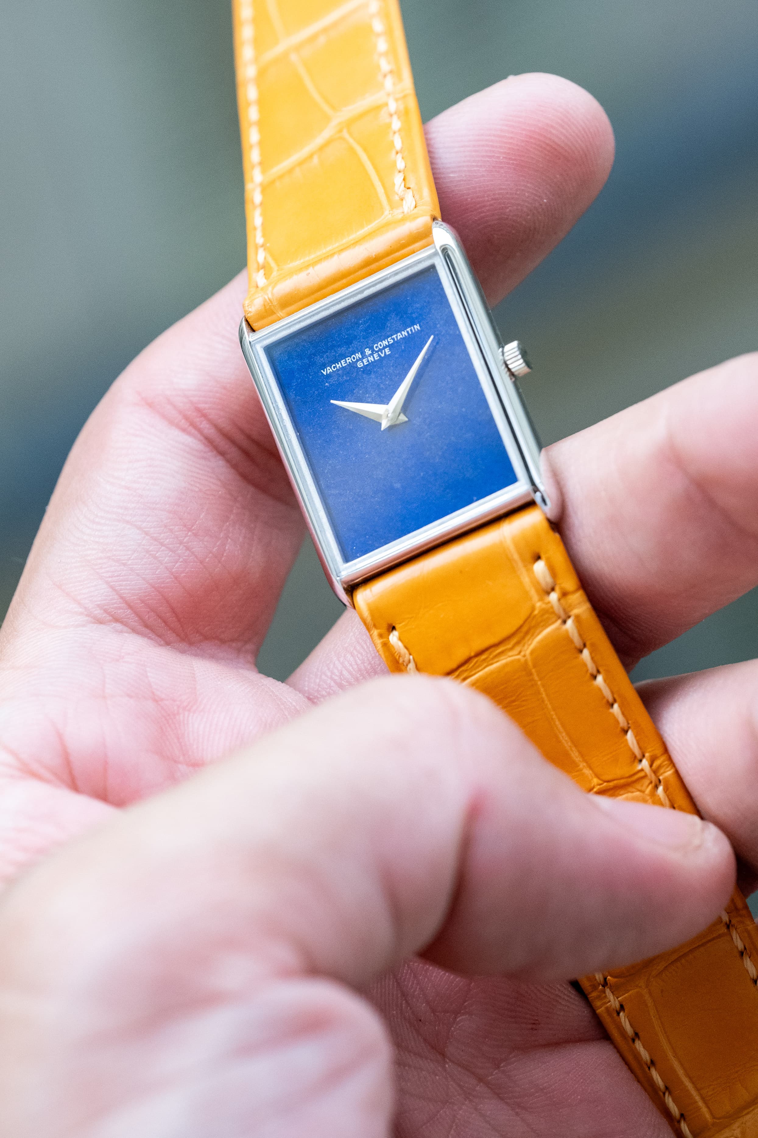 EPPE Superbe Vacheron Constantin « Tank » Lapis Lazuli en or blanc, calibre 1003 Extra-Plat, circa 1975 - Wristshot