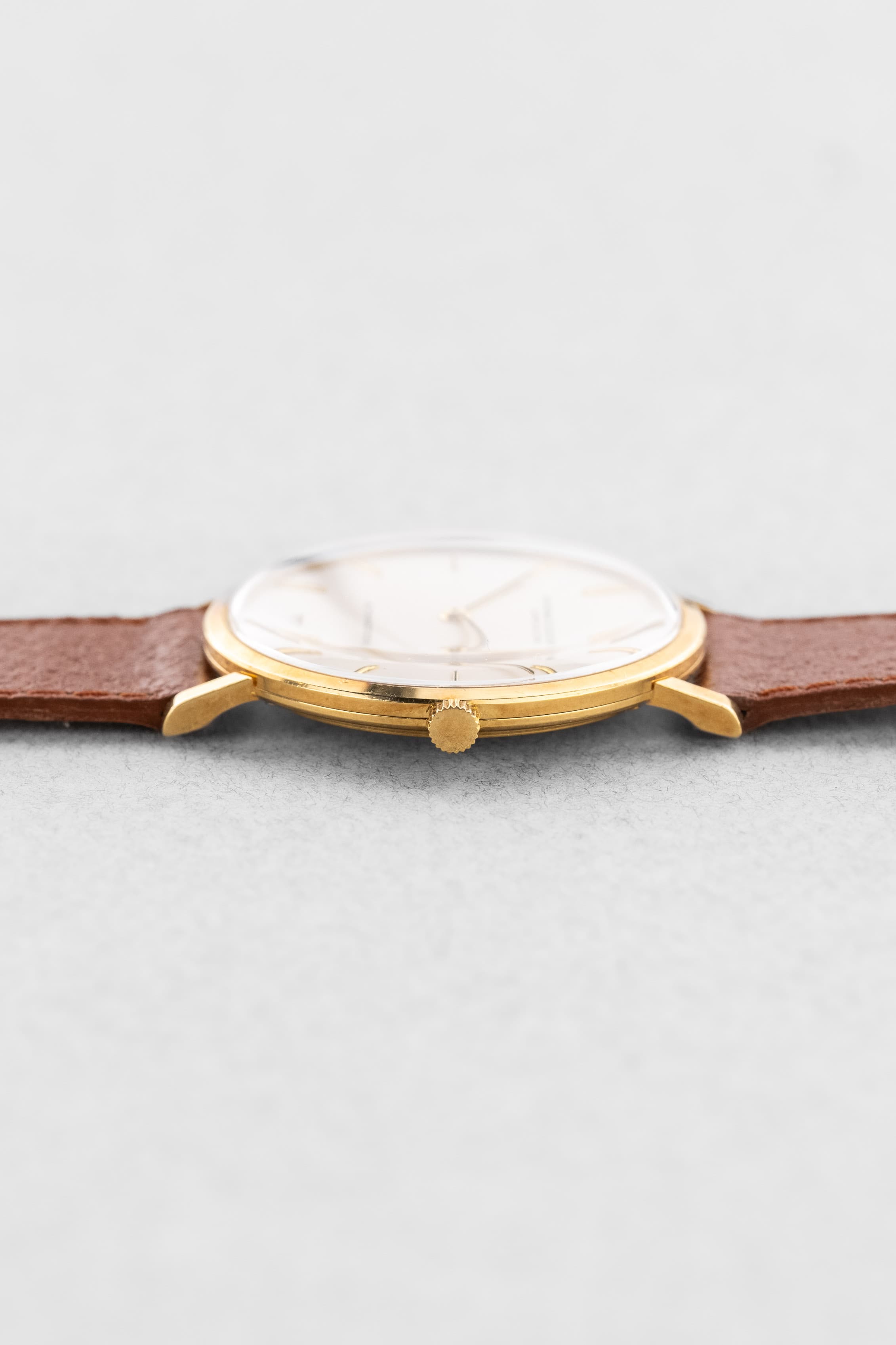 FDV3-UR Vacheron Constantin Automatique Extra-Plate « Patrimony/Calatrava » réf. 7409 en or jaune, circa 1970 – N.O.S. - Right side