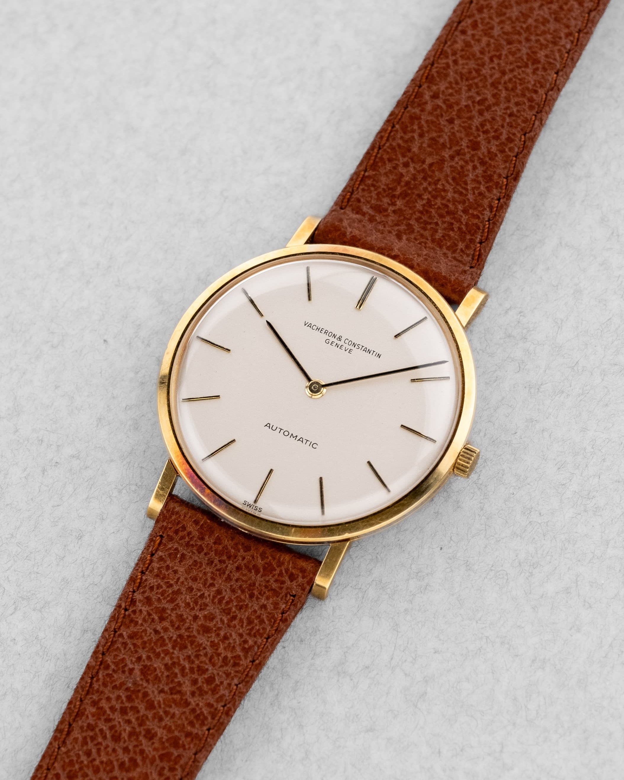 FDV3-sp Vacheron Constantin Automatique Extra-Plate « Patrimony/Calatrava » réf. 7409 en or jaune, circa 1970 – N.O.S. - Three Quarters