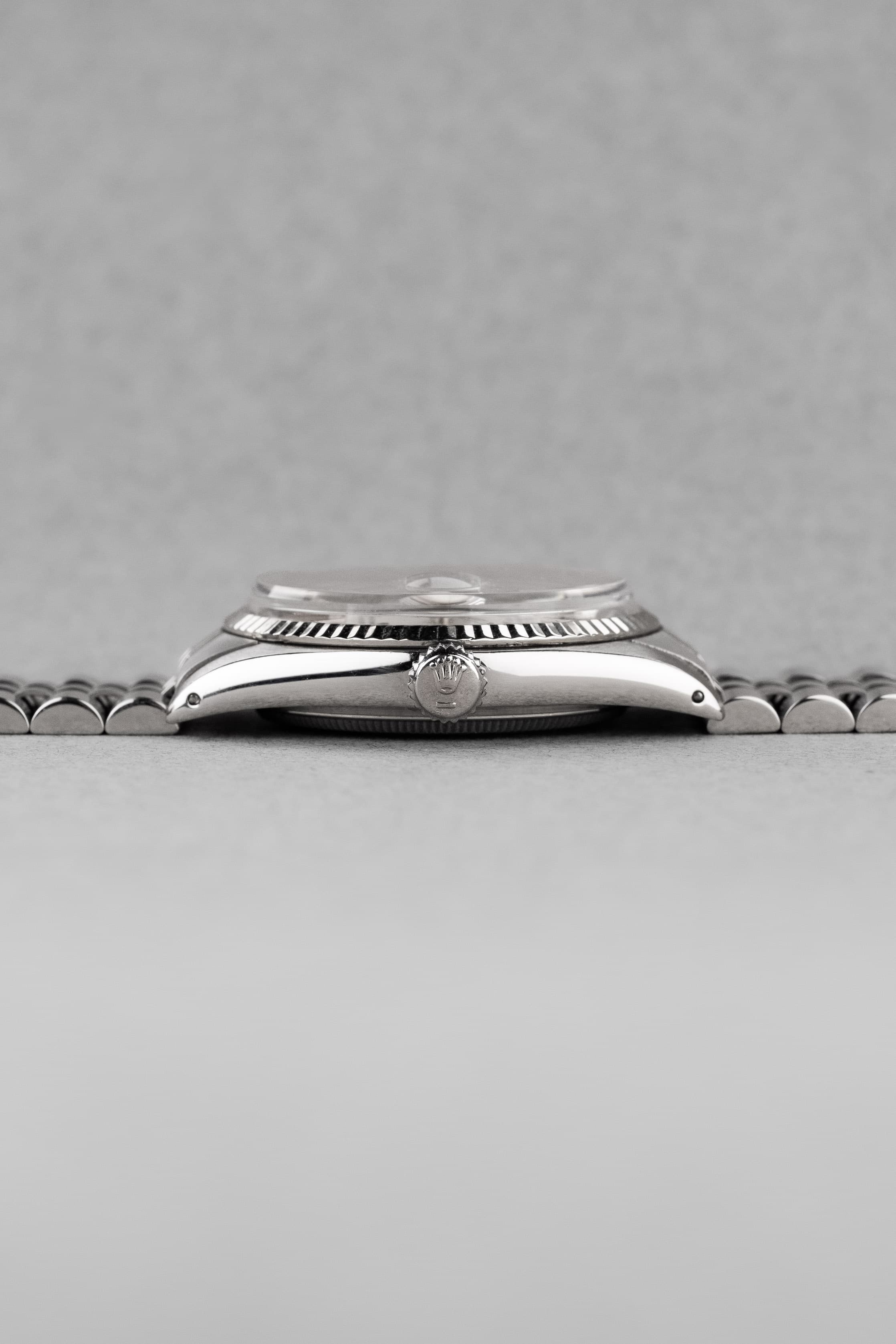 FEXJ Rolex Datejust réf. 1601 en acier de 1978 – Cadran « Silver Sigma » - Right side