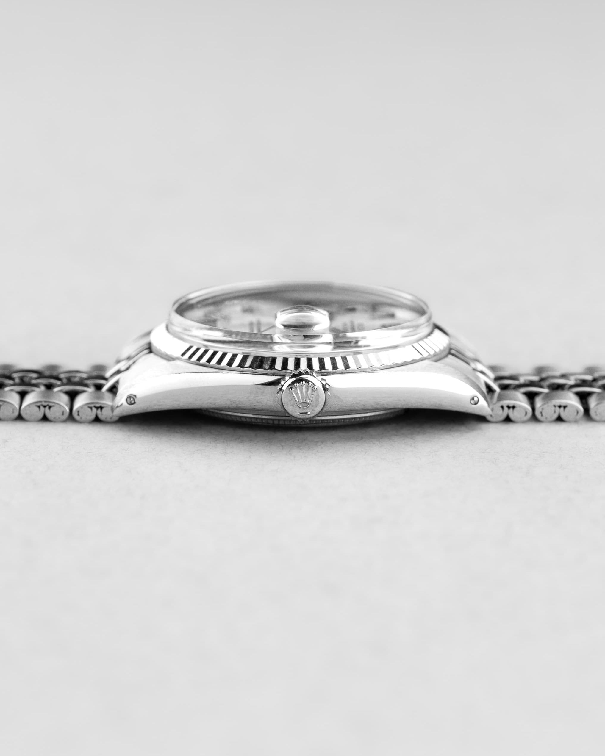 FJGH Rolex Datejust réf. 1601 en acier de 1970 – Cadran « Silver Wide Boy » - Right side