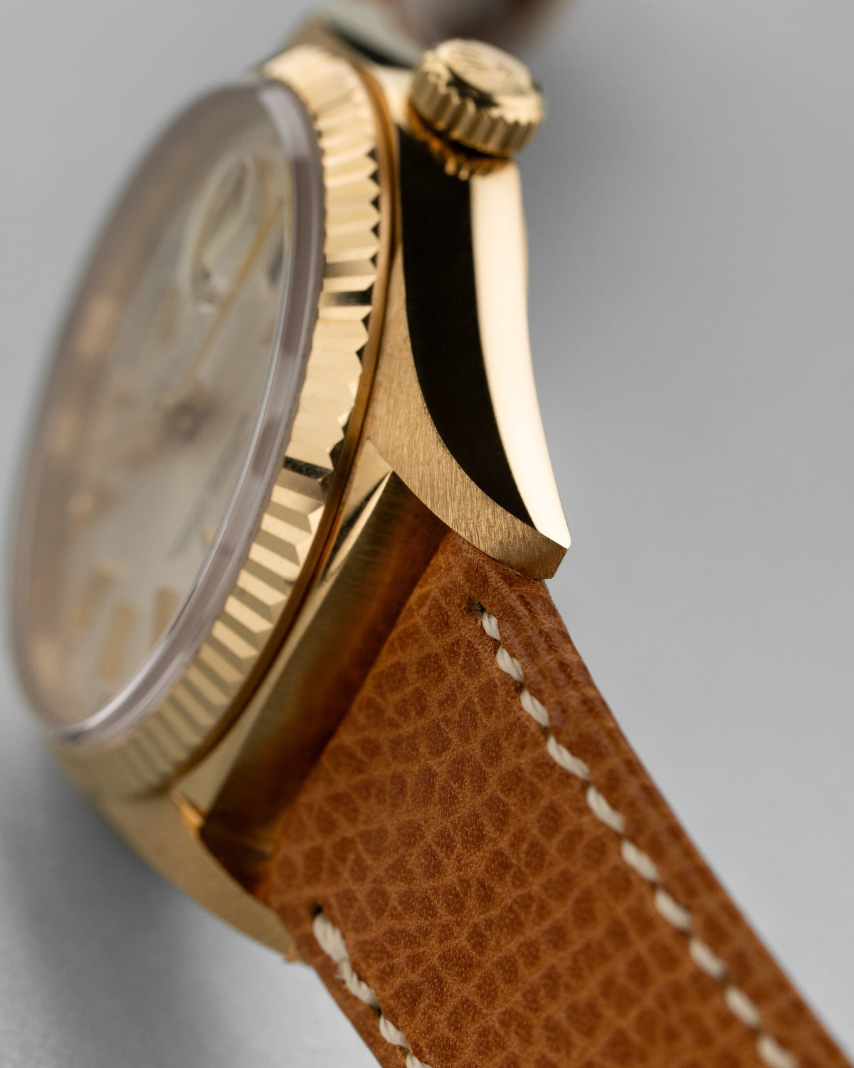 G24K Superbe Rolex Day-Date réf. 18038 de 1978 en or jaune - Right side
