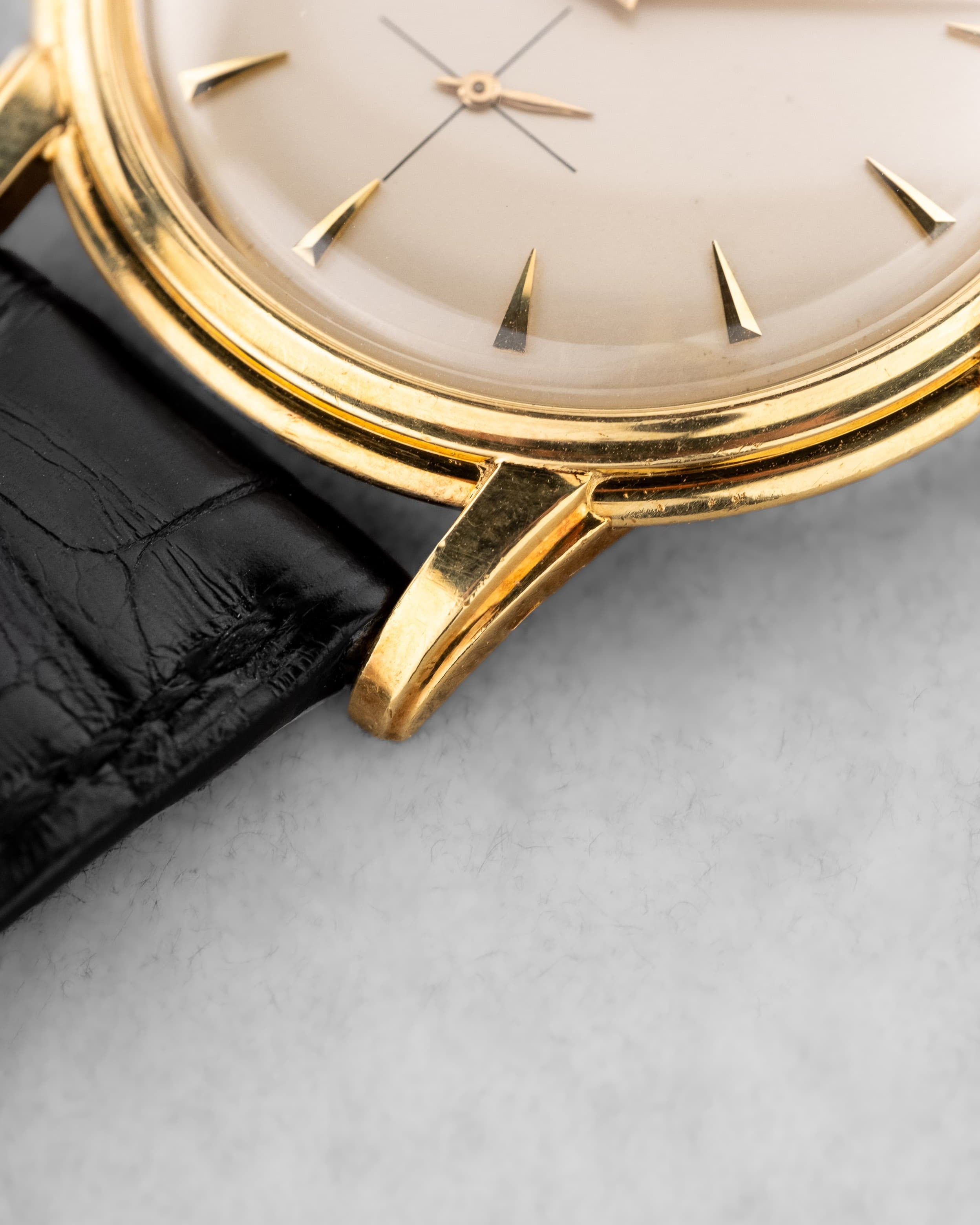 GLPG Rare et superbe Patek Philippe Calatrava réf. 2525-1 en or jaune, vendue par Guillermin à Paris – Remarquablement préservée - Feature