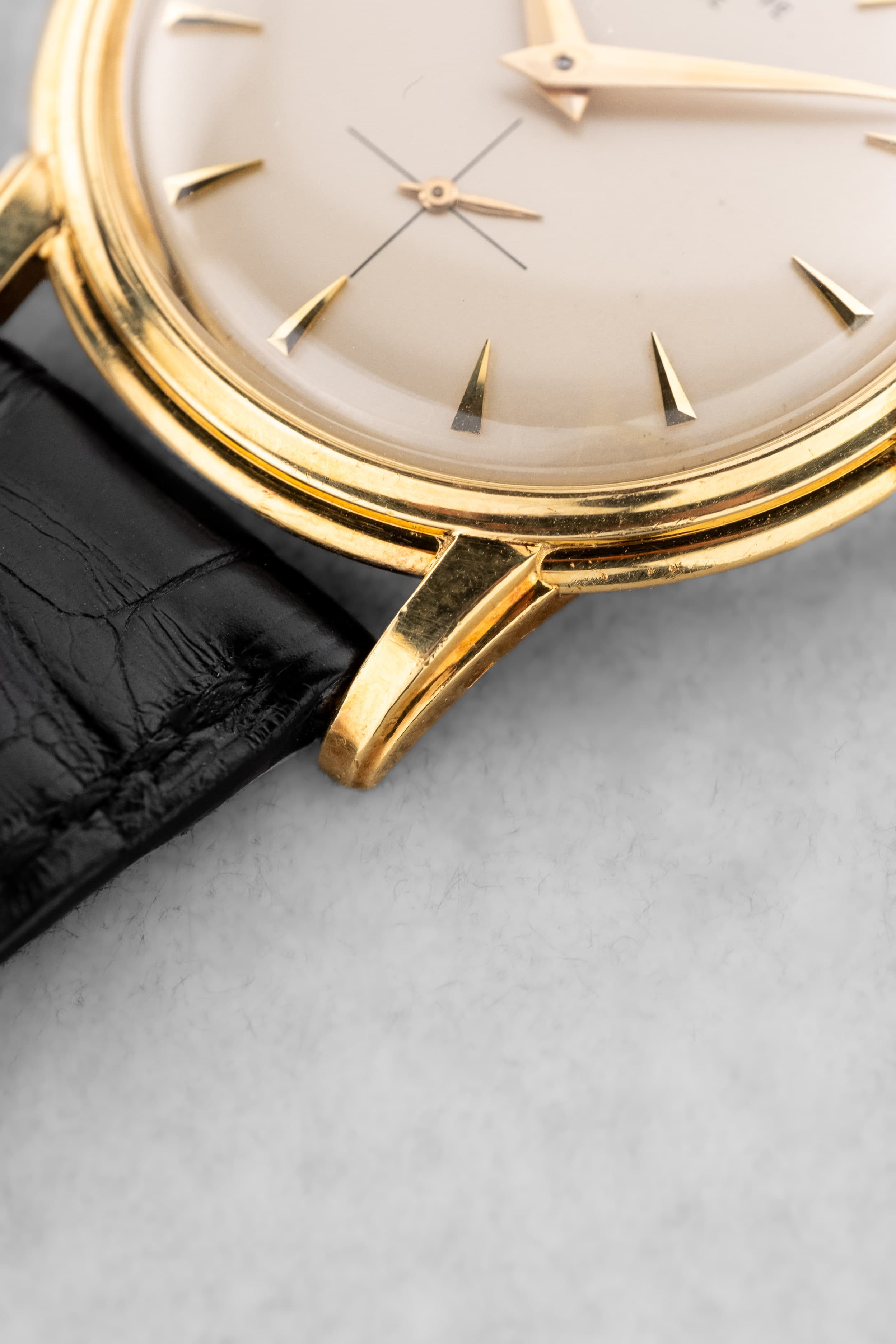 GLPG 罕有出色的 Patek Philippe Calatrava 型號 2525-1 黃金腕錶,由巴黎 Guillermin 售出——保存非凡 - 特寫