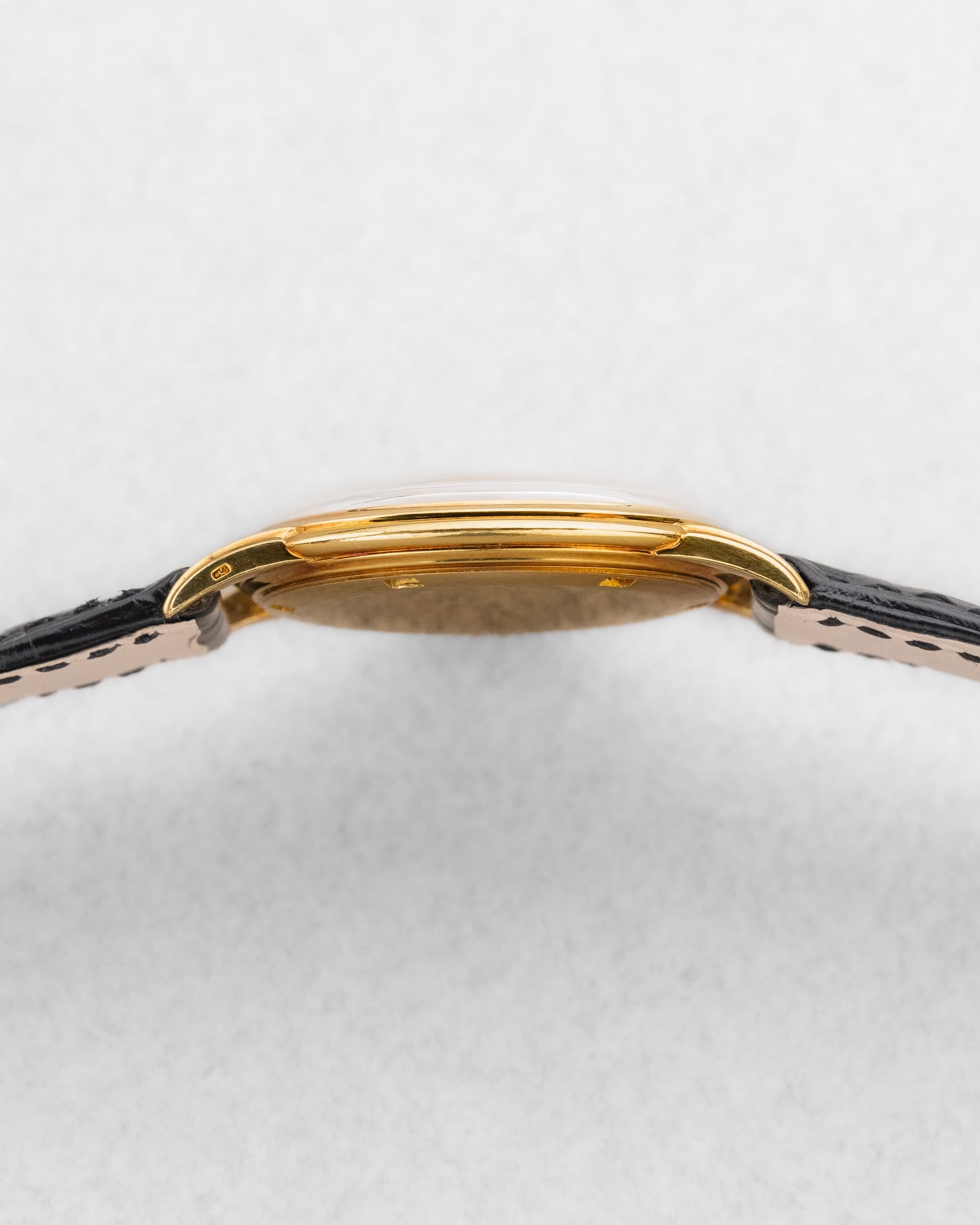 GLPG Rare et superbe Patek Philippe Calatrava réf. 2525-1 en or jaune, vendue par Guillermin à Paris – Remarquablement préservée - Left side