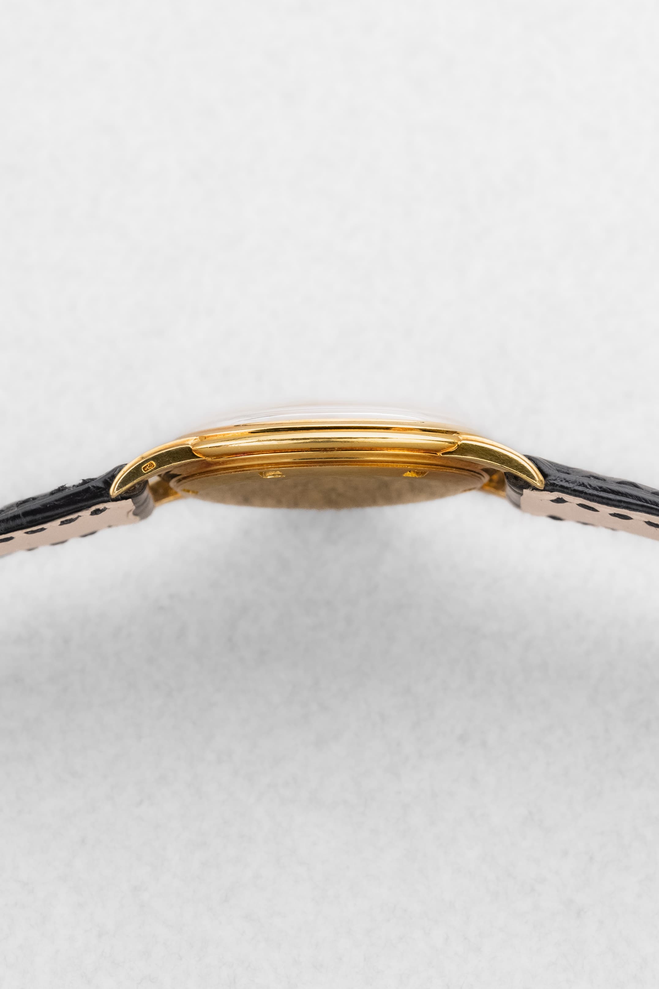 GLPG 罕有出色的 Patek Philippe Calatrava 型號 2525-1 黃金腕錶,由巴黎 Guillermin 售出——保存非凡 - 左側