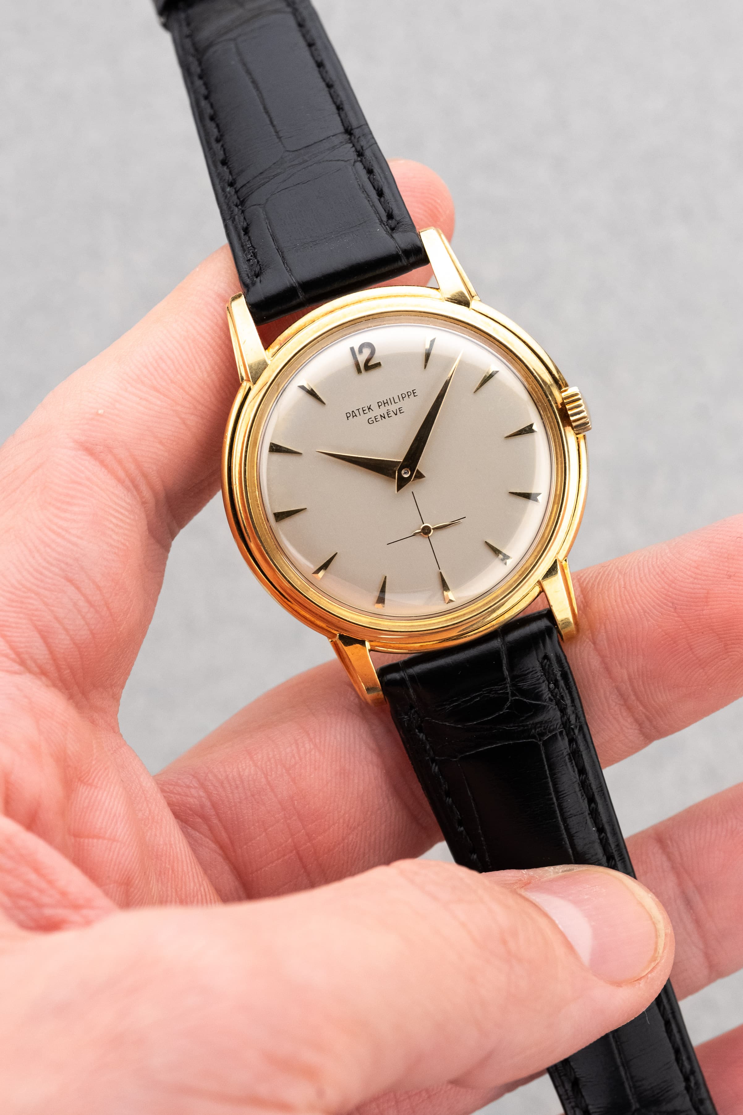 GLPG 罕有出色的 Patek Philippe Calatrava 型號 2525-1 黃金腕錶,由巴黎 Guillermin 售出——保存非凡 - 情境照