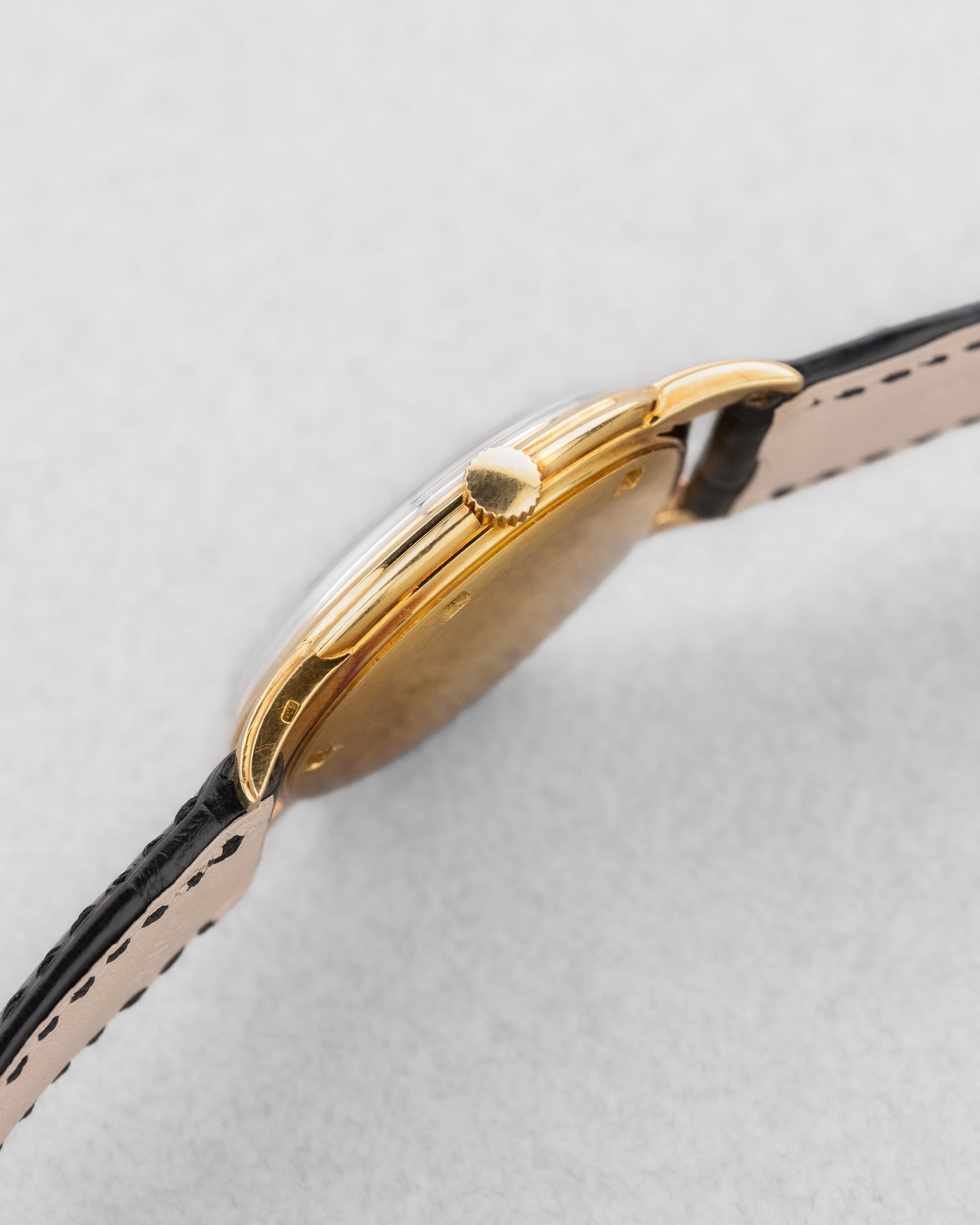 GLPG Rare et superbe Patek Philippe Calatrava réf. 2525-1 en or jaune, vendue par Guillermin à Paris – Remarquablement préservée - Right side