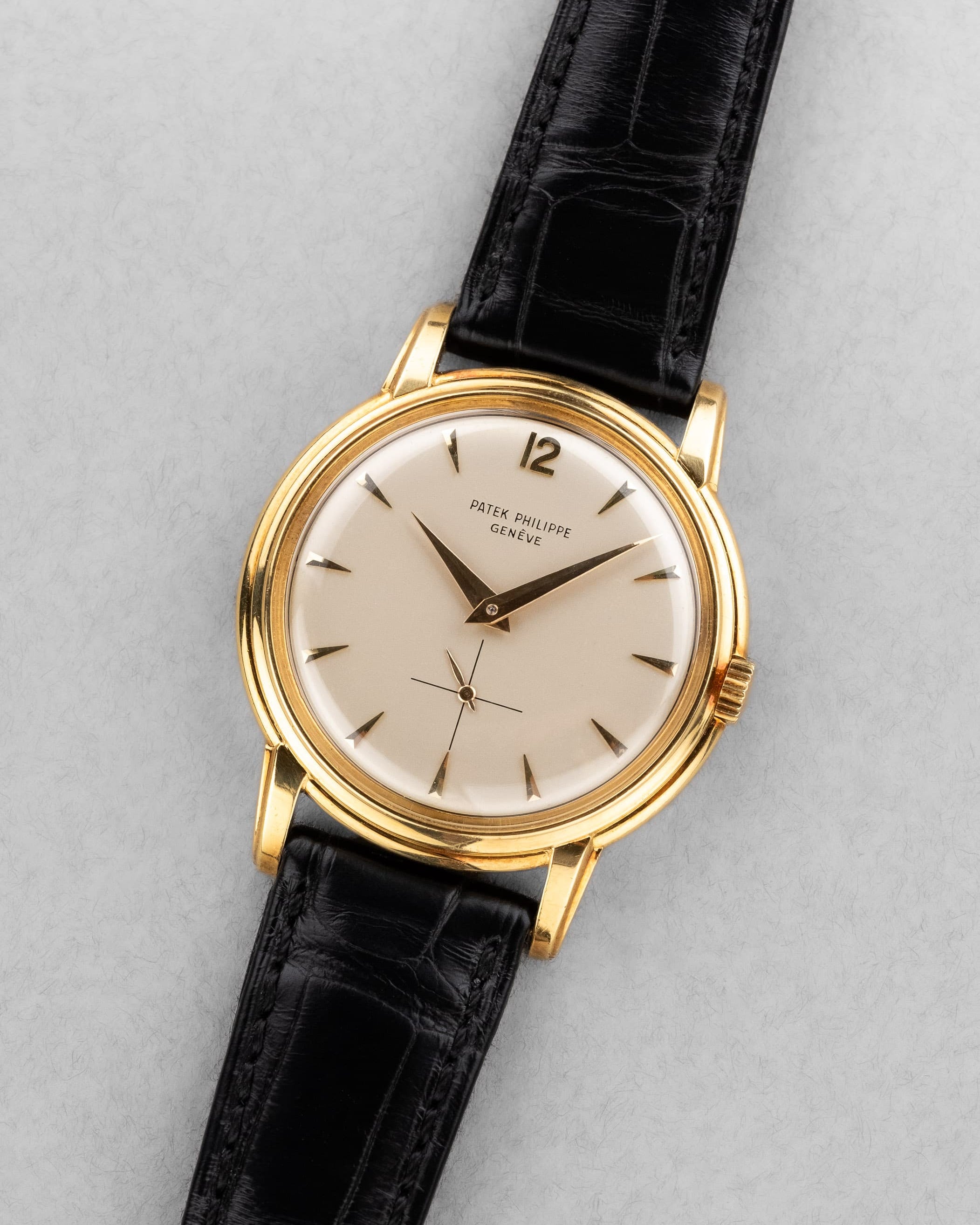 GLPG Rare et superbe Patek Philippe Calatrava réf. 2525-1 en or jaune, vendue par Guillermin à Paris – Remarquablement préservée - Three Quarters