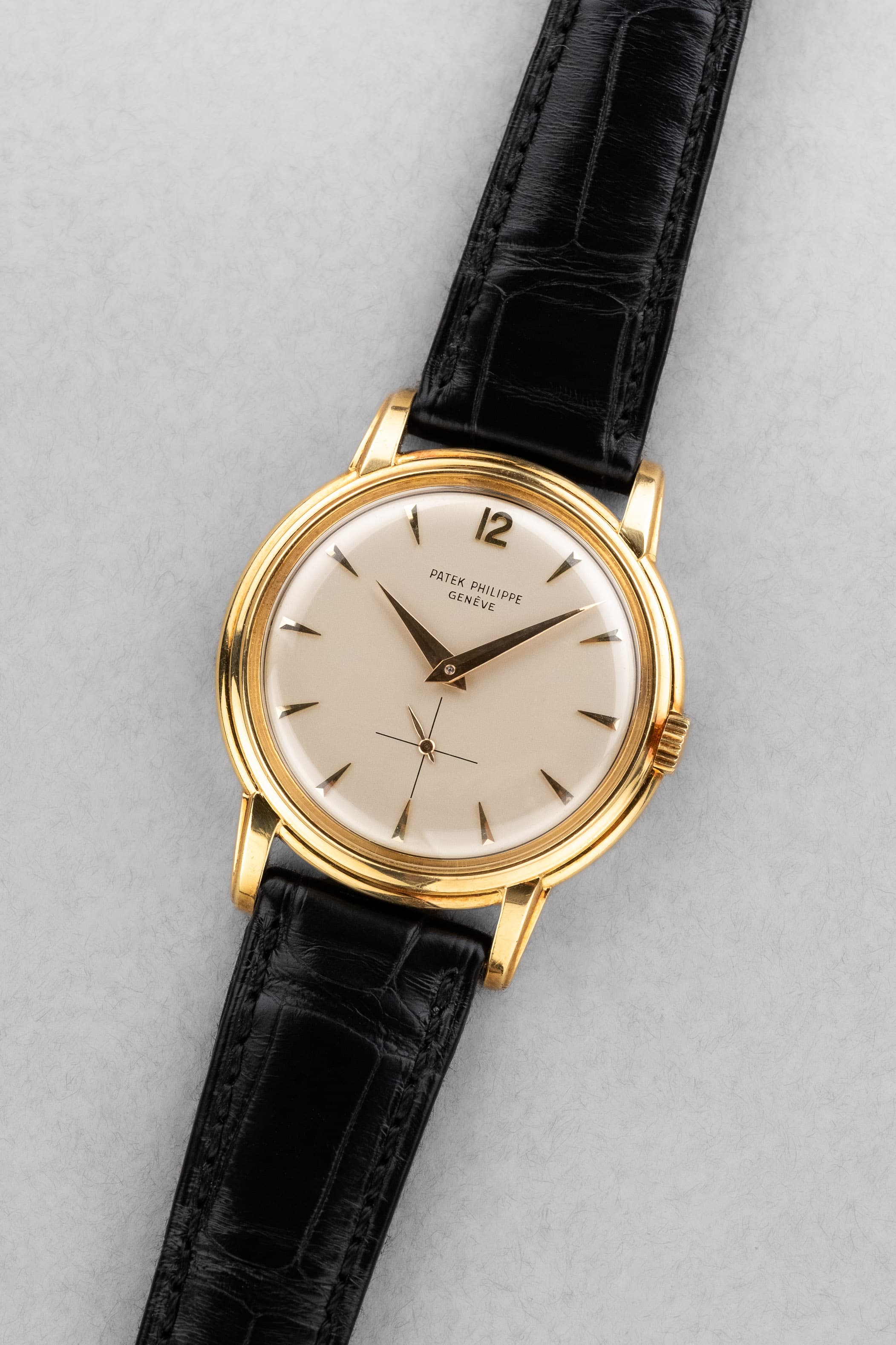 GLPG 罕有出色的 Patek Philippe Calatrava 型號 2525-1 黃金腕錶,由巴黎 Guillermin 售出——保存非凡 - 四分之三視角