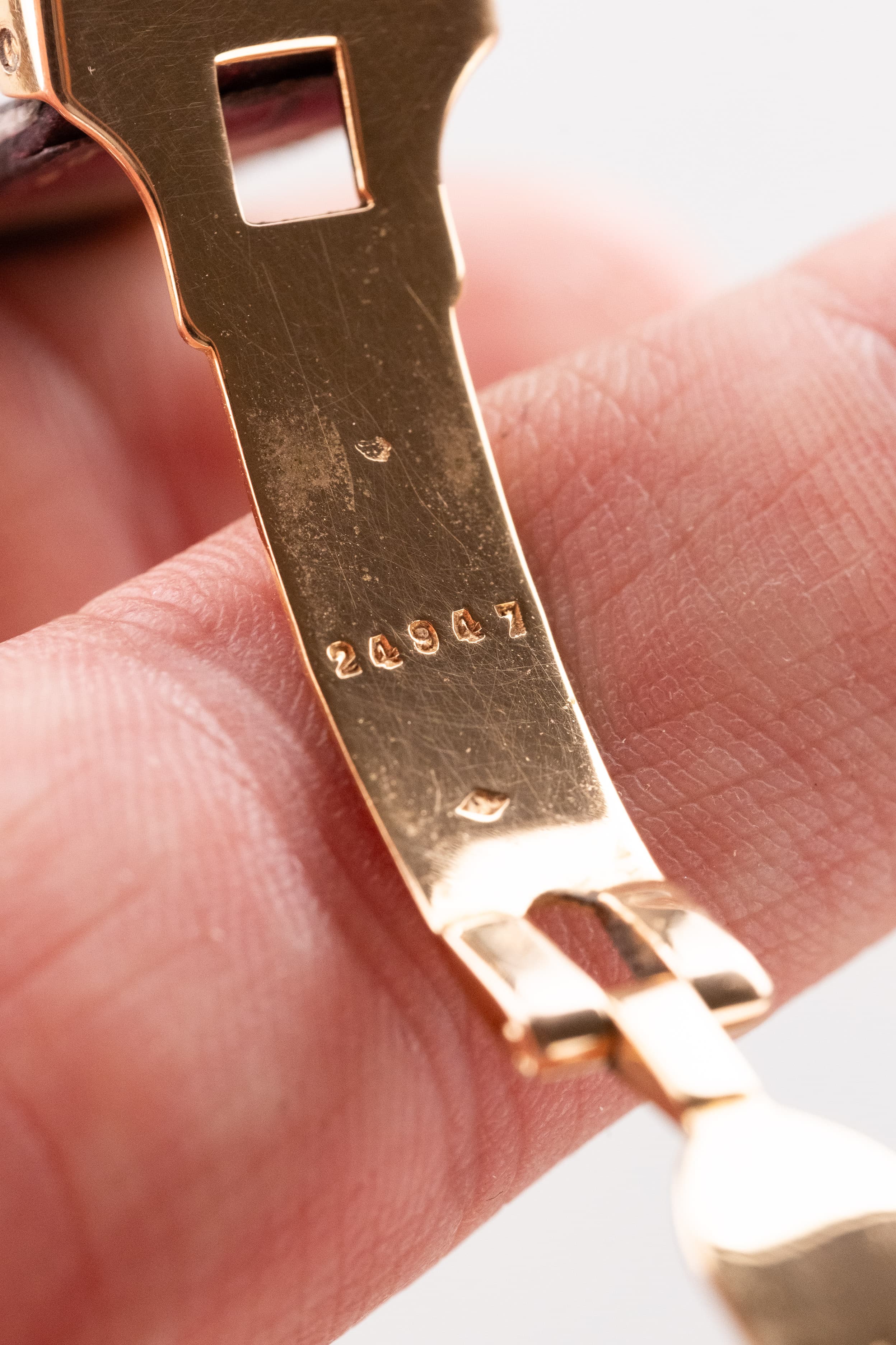 H2ZD Rare Cartier Tank « PARIS » en or jaune, mouvement European Watch & Clock Co. signé Cartier, circa 1971 - Buckle Inside