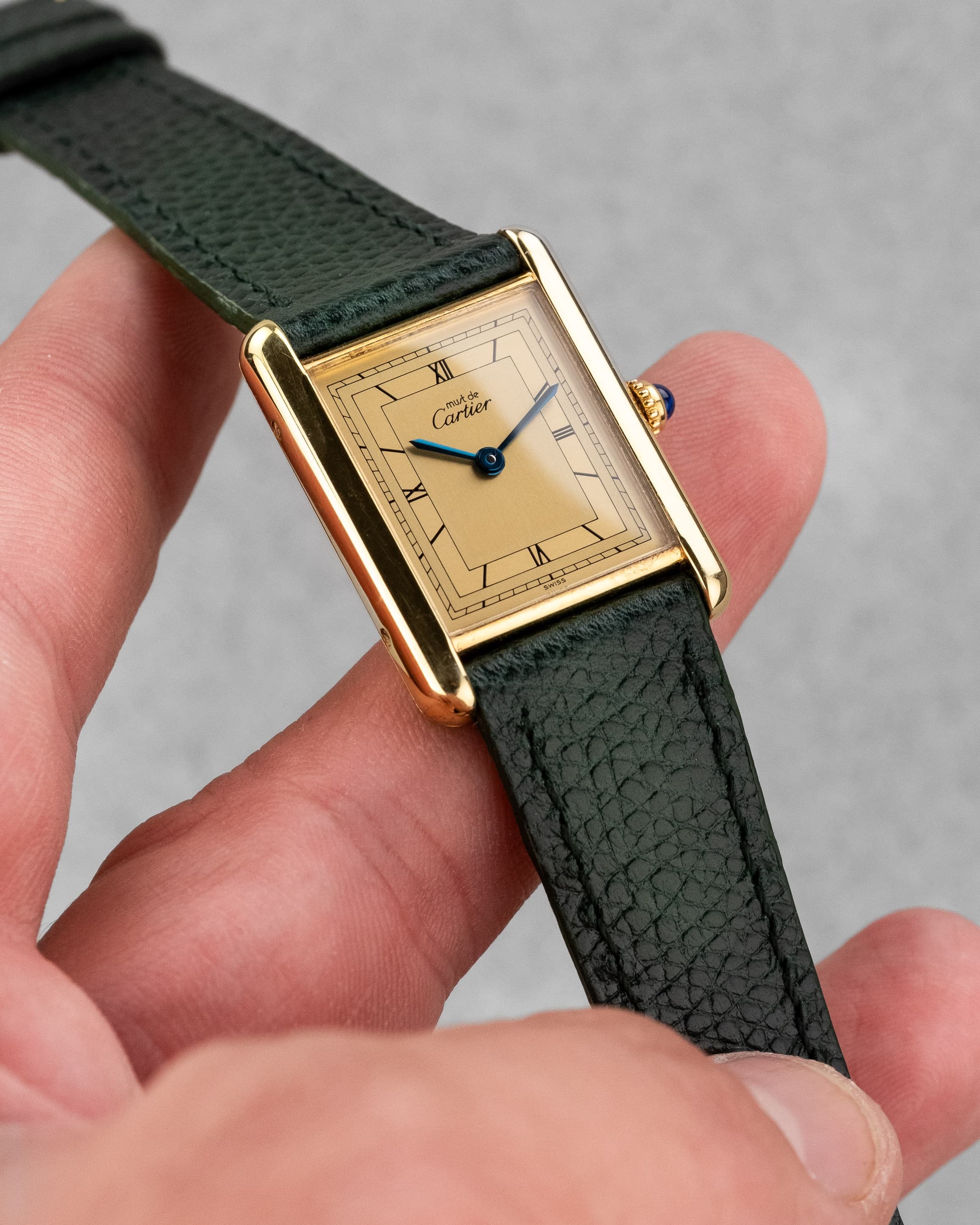 HNKF-sB Cartier Tank Must Quartz GM 6 « Golden Art Déco » - Lifestyle