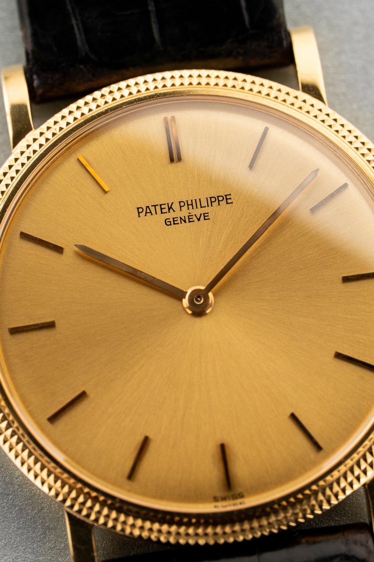 JDML Superb 1976-1983 Patek Philippe Calatrava Ref. 3520 in Yellow Gold – Perfect Condition, Full Set, First Series - Dial