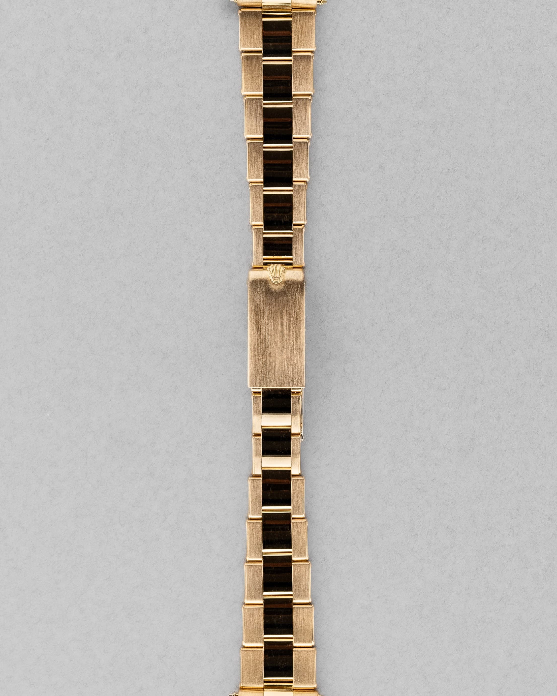 JJQZ Incroyable Rolex Oyster Perpetual Date réf. 15038 en or jaune de 1985 – Comme neuve - Bracelet Front