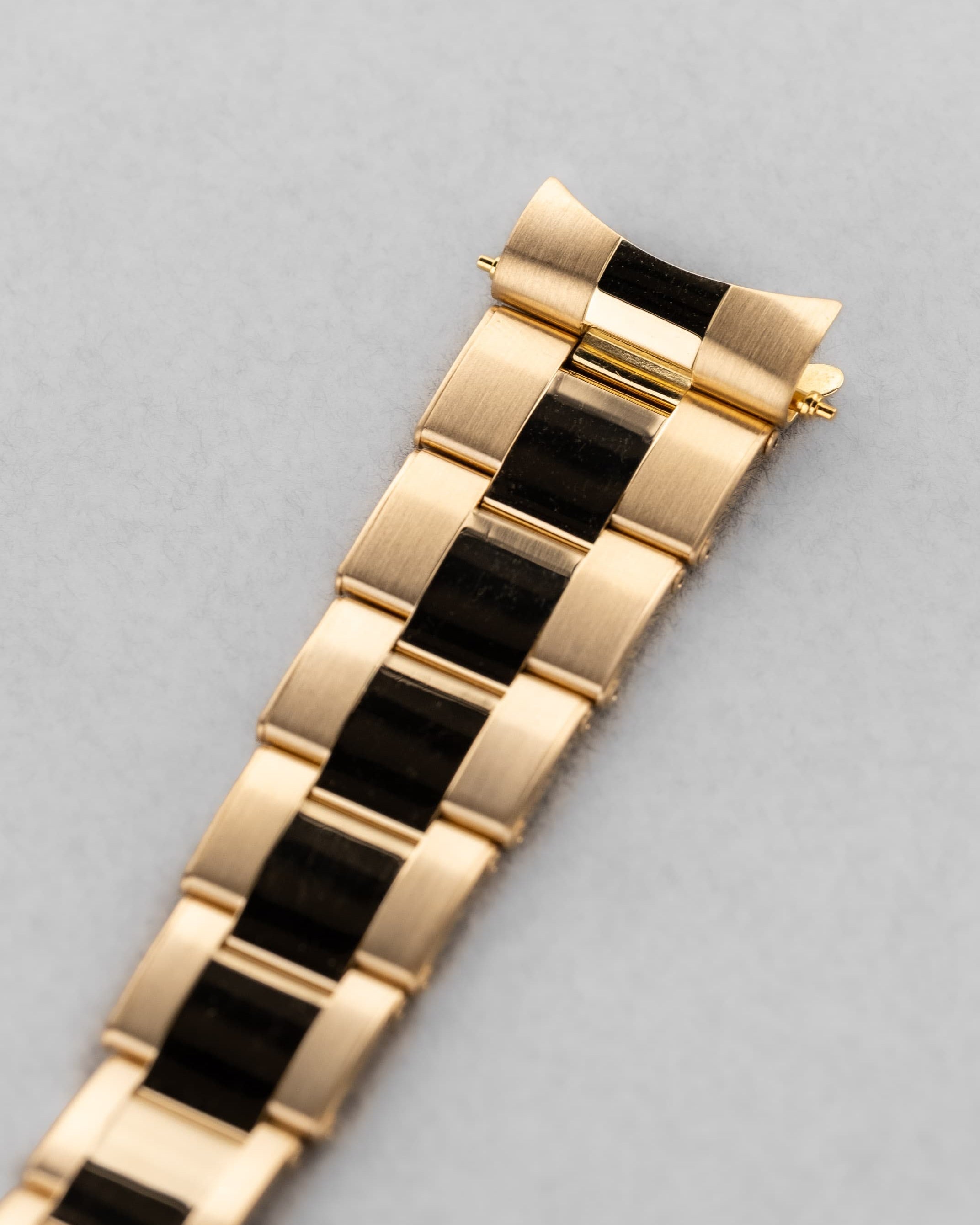 JJQZ Incroyable Rolex Oyster Perpetual Date réf. 15038 en or jaune de 1985 – Comme neuve - Feature