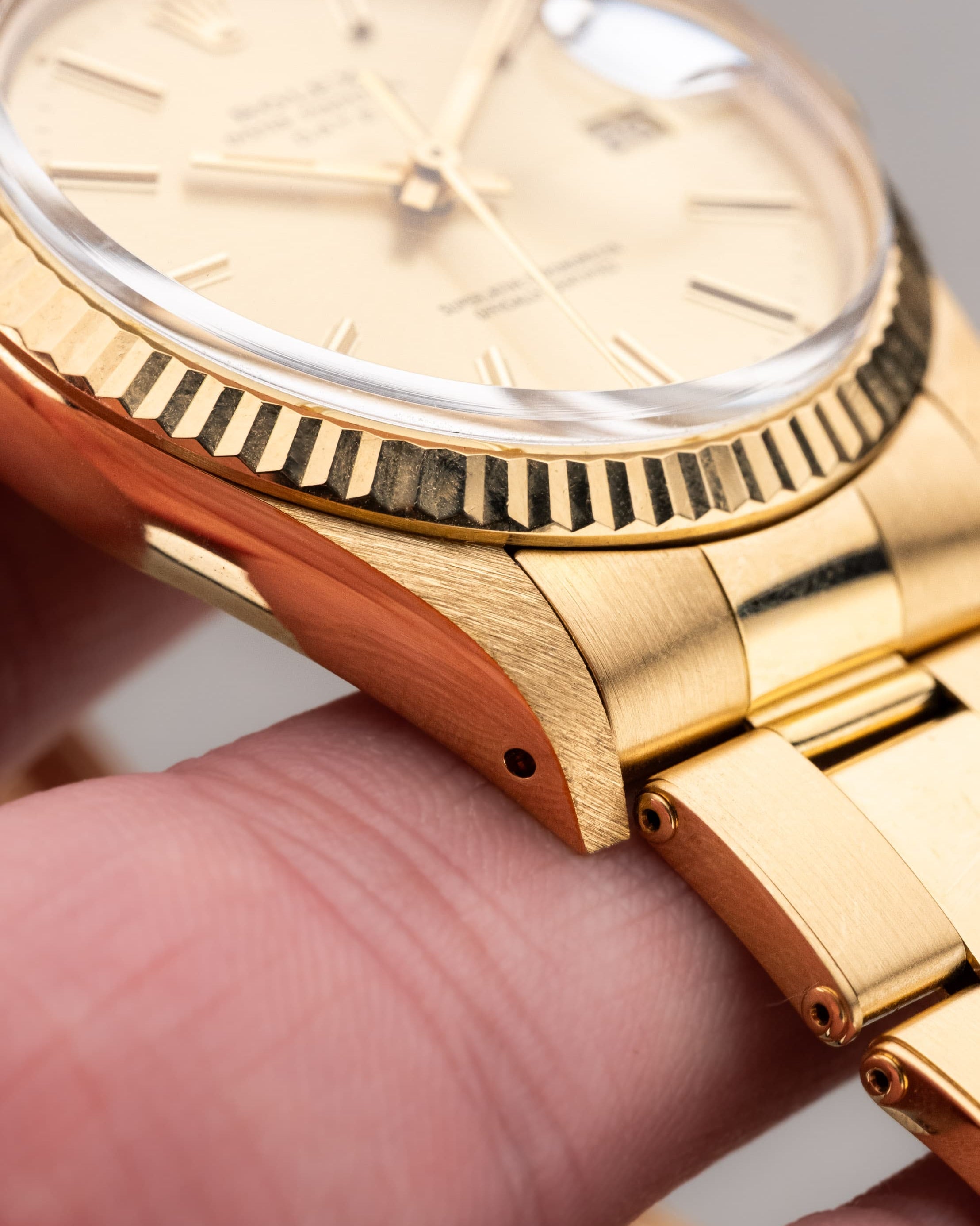 JJQZ Incroyable Rolex Oyster Perpetual Date réf. 15038 en or jaune de 1985 – Comme neuve - Feature