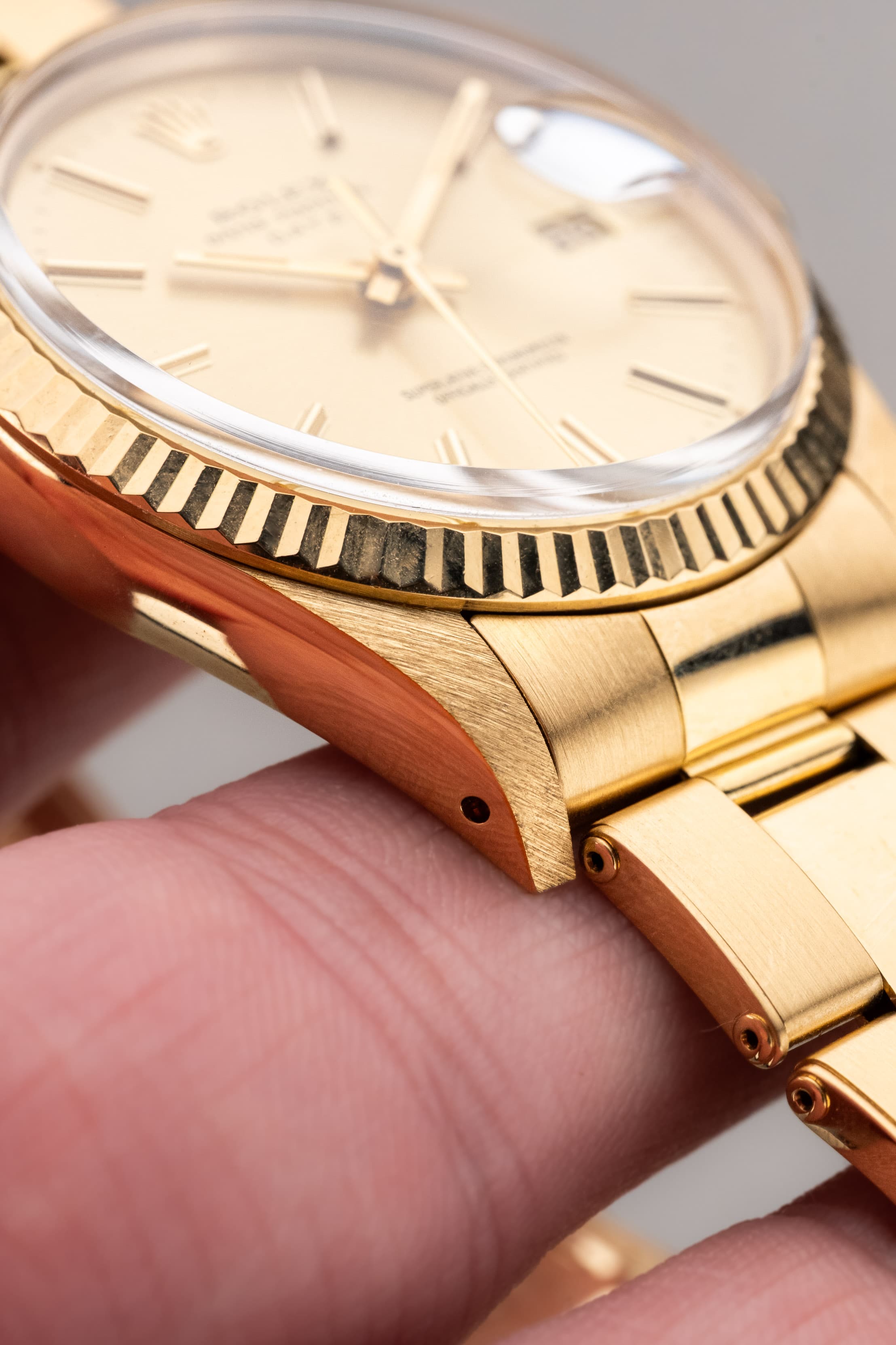 JJQZ Incroyable Rolex Oyster Perpetual Date réf. 15038 en or jaune de 1985 – Comme neuve - Feature
