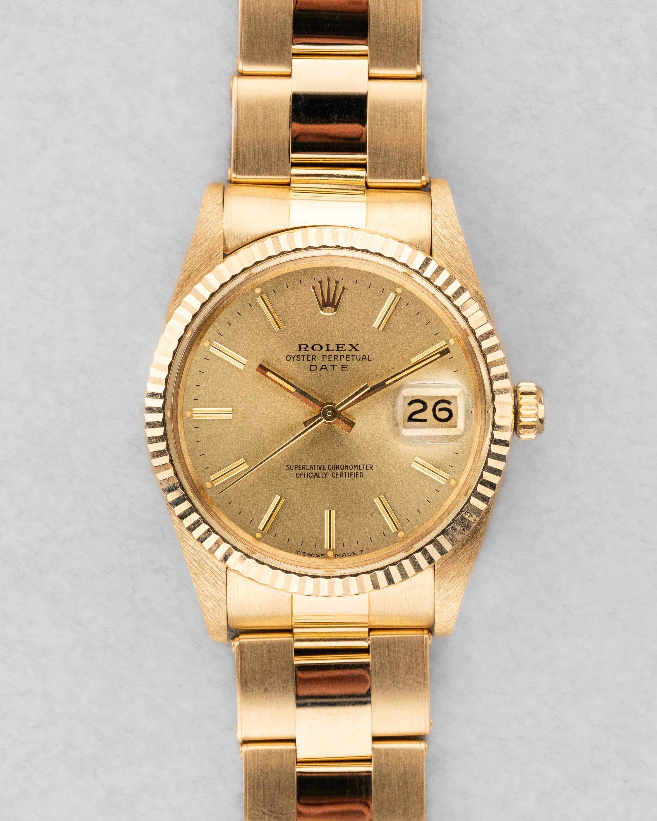 JJQZ Incroyable Rolex Oyster Perpetual Date réf. 15038 en or jaune de 1985 – Comme neuve - Front