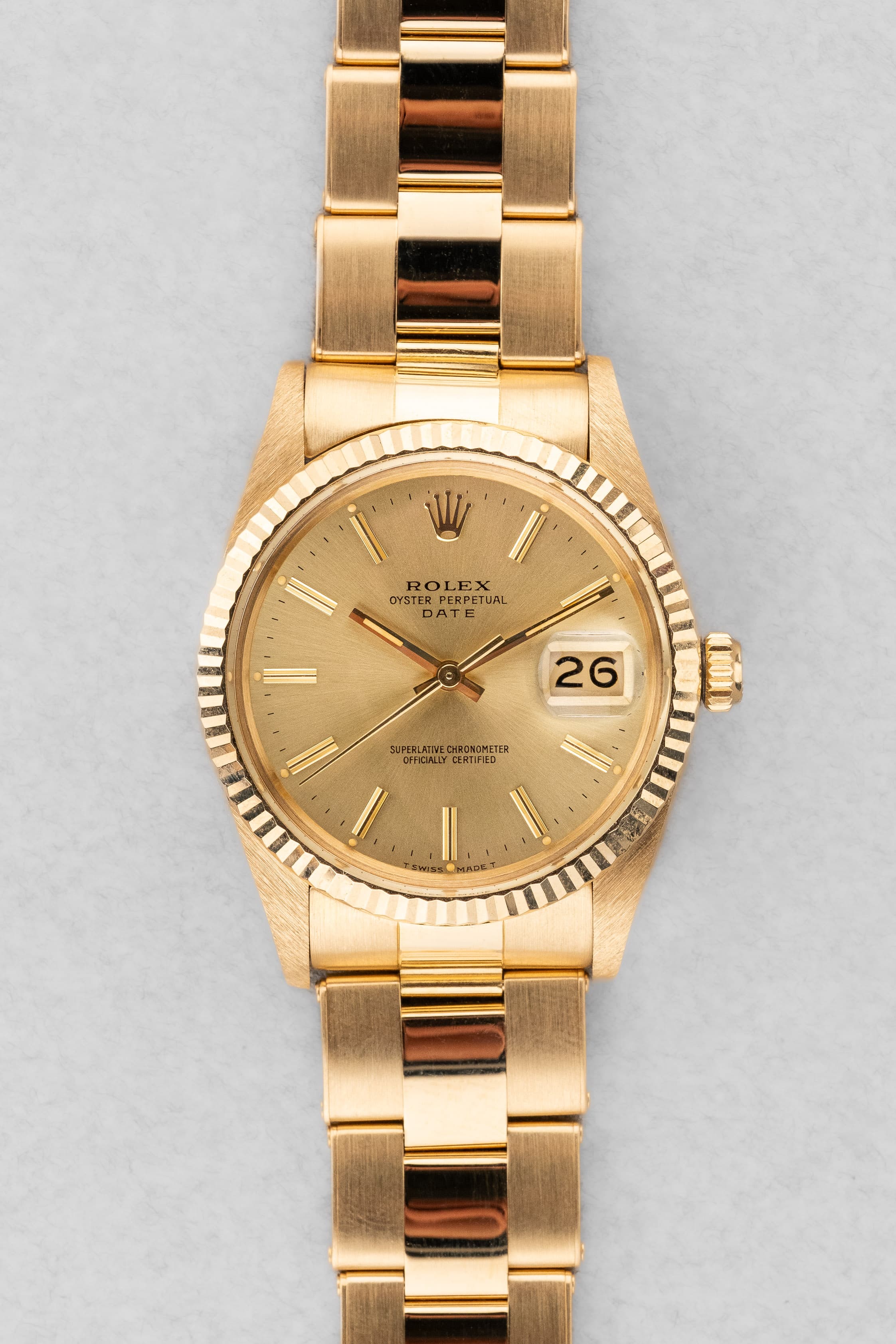 JJQZ Incroyable Rolex Oyster Perpetual Date réf. 15038 en or jaune de 1985 – Comme neuve - Front