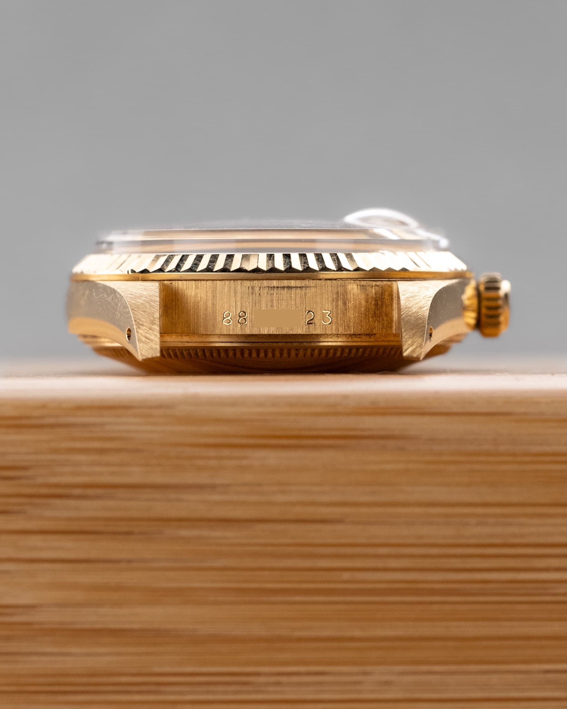 JJQZ Incroyable Rolex Oyster Perpetual Date réf. 15038 en or jaune de 1985 – Comme neuve - Lugs - Serial