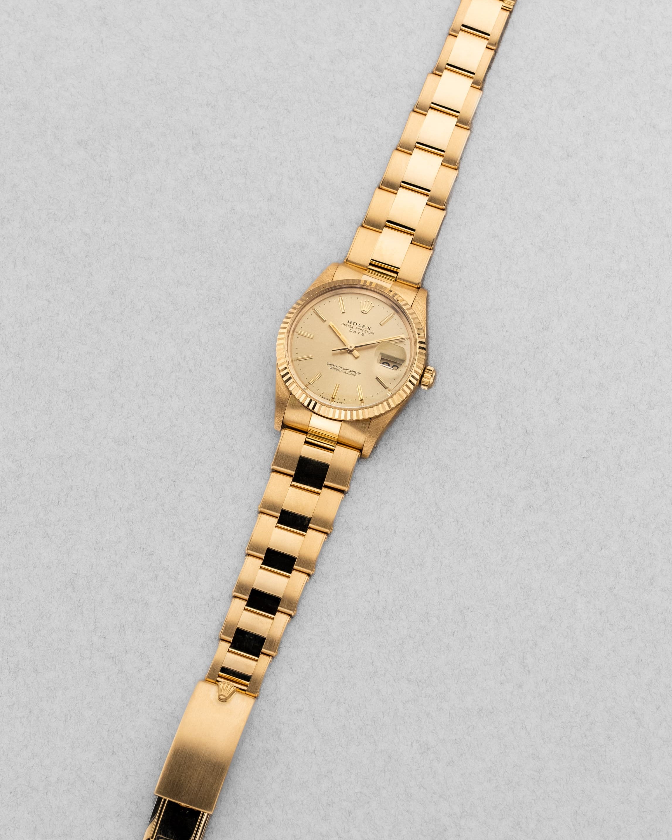 JJQZ Incroyable Rolex Oyster Perpetual Date réf. 15038 en or jaune de 1985 – Comme neuve - Overview