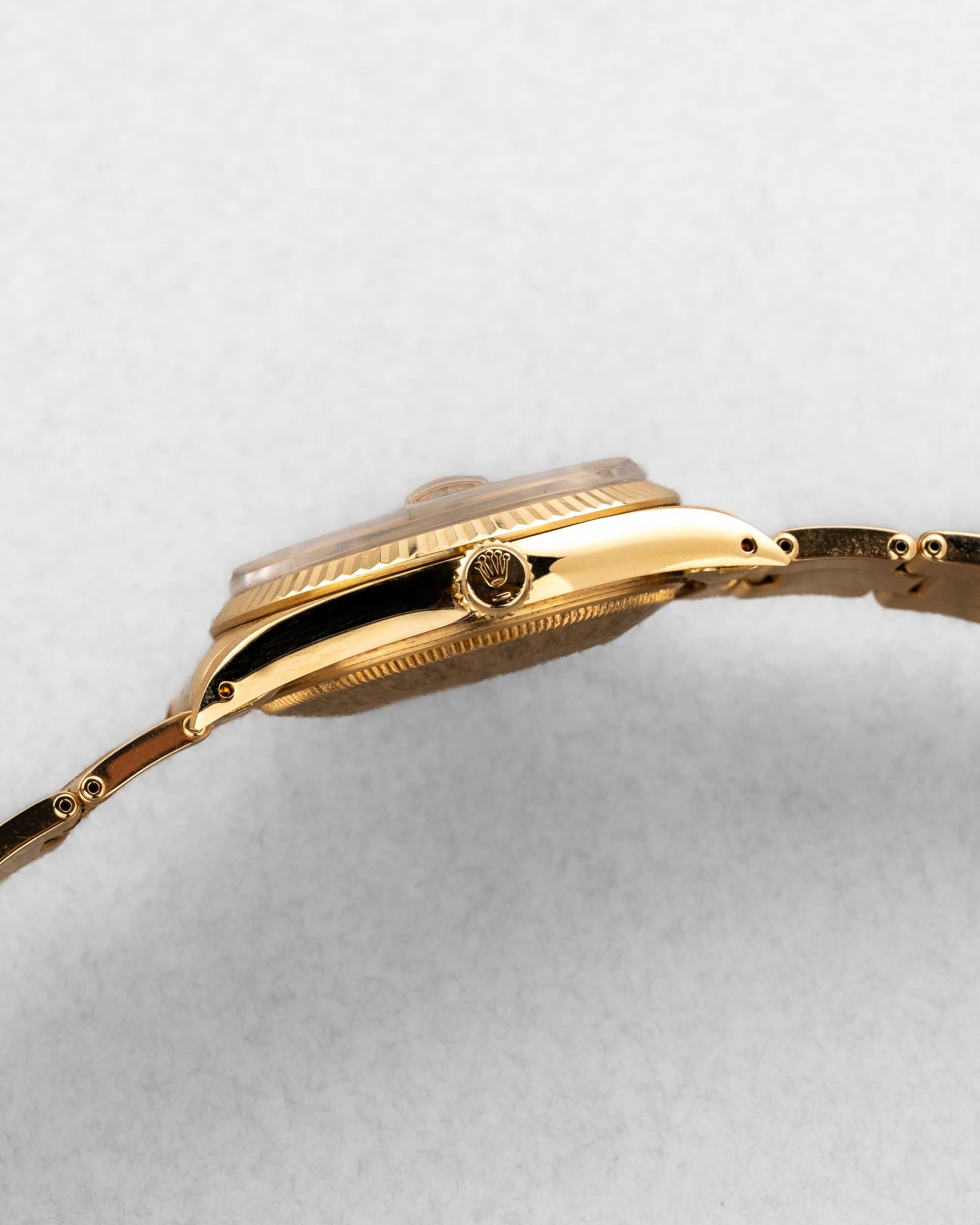 JJQZ Incroyable Rolex Oyster Perpetual Date réf. 15038 en or jaune de 1985 – Comme neuve - Right side