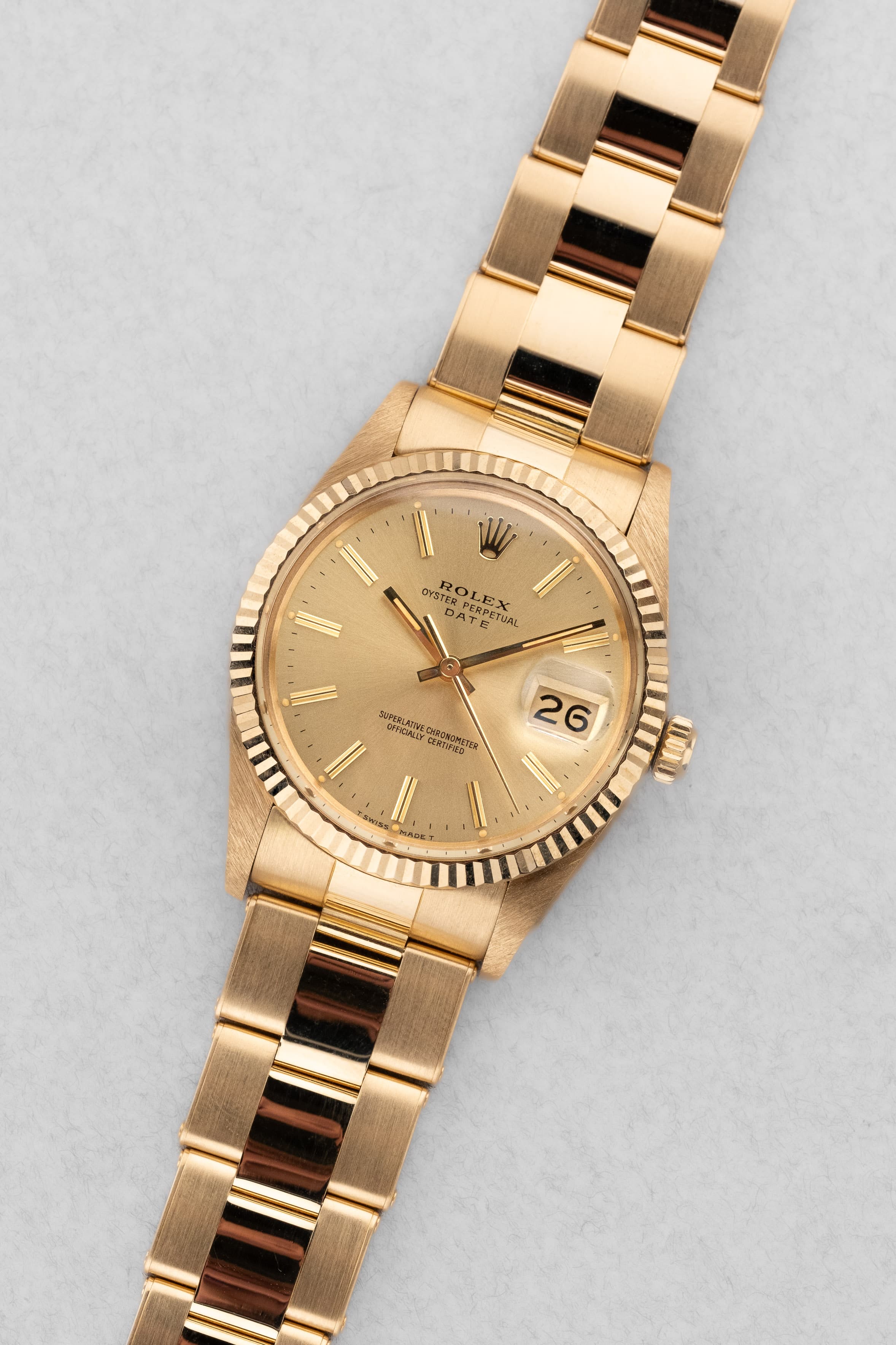 JJQZ Incroyable Rolex Oyster Perpetual Date réf. 15038 en or jaune de 1985 – Comme neuve - Three Quarters