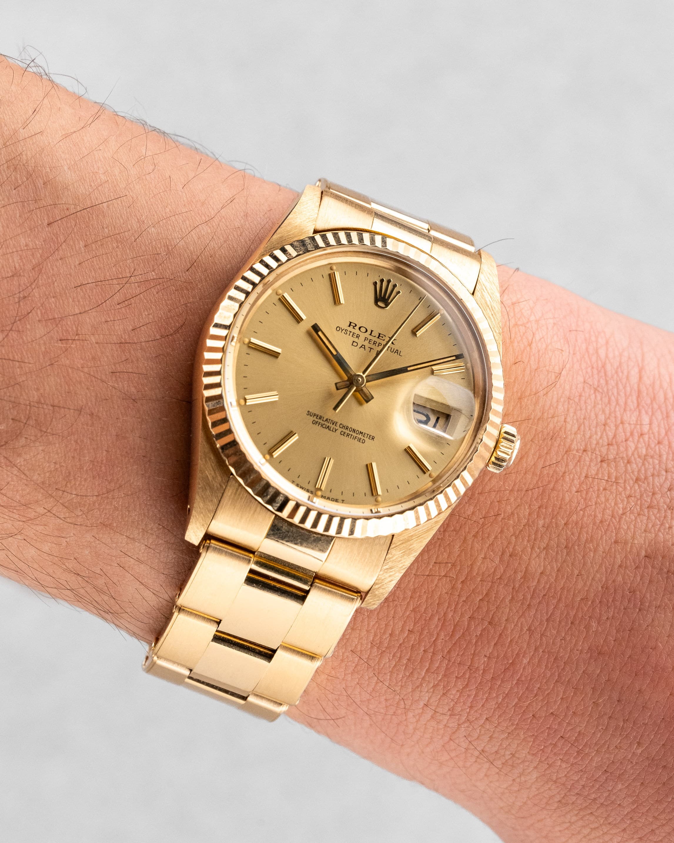 JJQZ Incroyable Rolex Oyster Perpetual Date réf. 15038 en or jaune de 1985 – Comme neuve - Wristshot