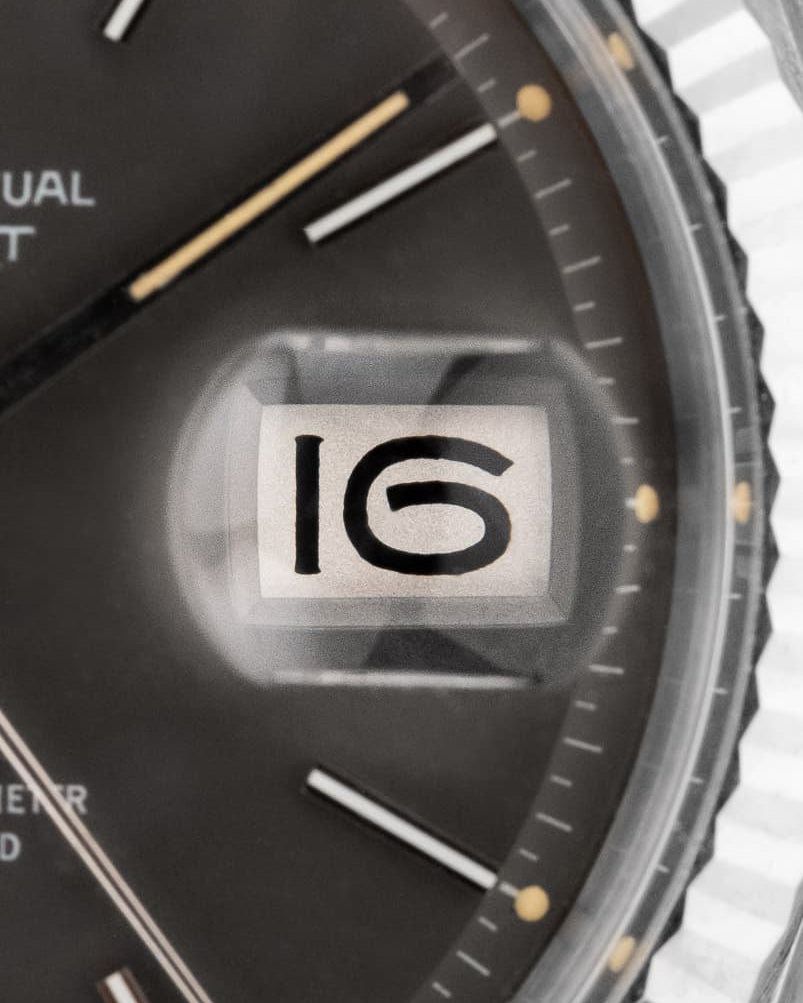 JMCE Rolex Datejust réf. 1601 en acier de 1972 – Cadran « Taupe/Gris Souris Satin » - Feature